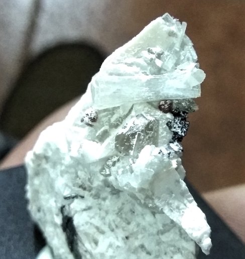 Stilbita-Ca (Estilbita-Ca), Cuarzo, Ortoclasa  y Spessartina (Espesartina)
Largo del cristal biterminado de Estilbita 1,2 cms.
(Autor: Gelo)