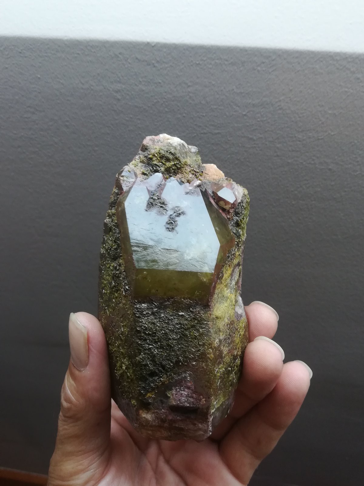 Cuarzo (variedad ahumado) con Epidota
15x8cm aprox
(Autor: ximocompany)