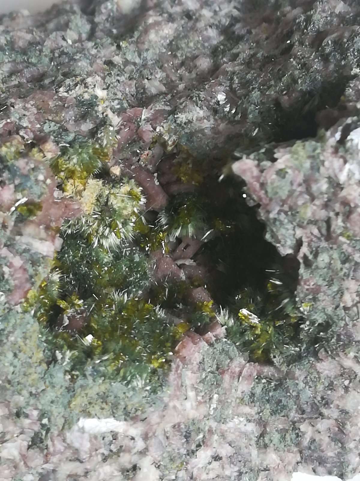 Clinozoisita, Pumpellita y Oligoclasa
6x4cm aprox
(Autor: ximocompany)