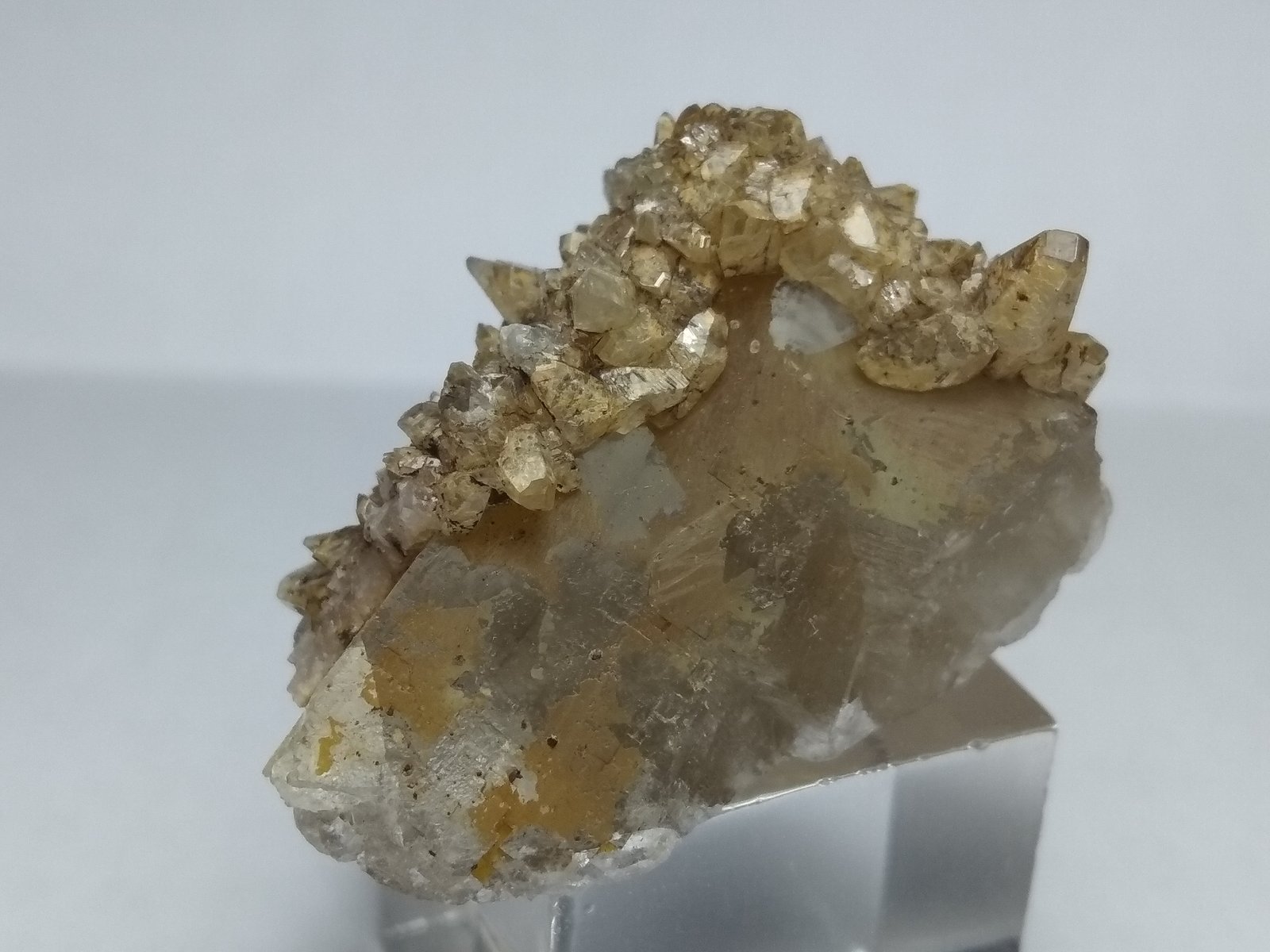 Calcita sobre Fluorita
3,4 x 2 cm
(Autor: Iwok)