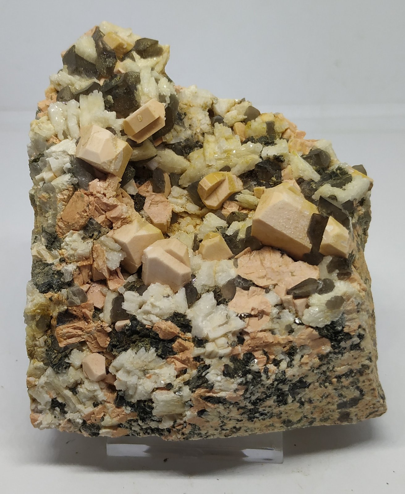 Microclina, Albita, Cuarzo (variedad ahumado)
9,5x8,5cm
(Autor: Adri Rodríguez)