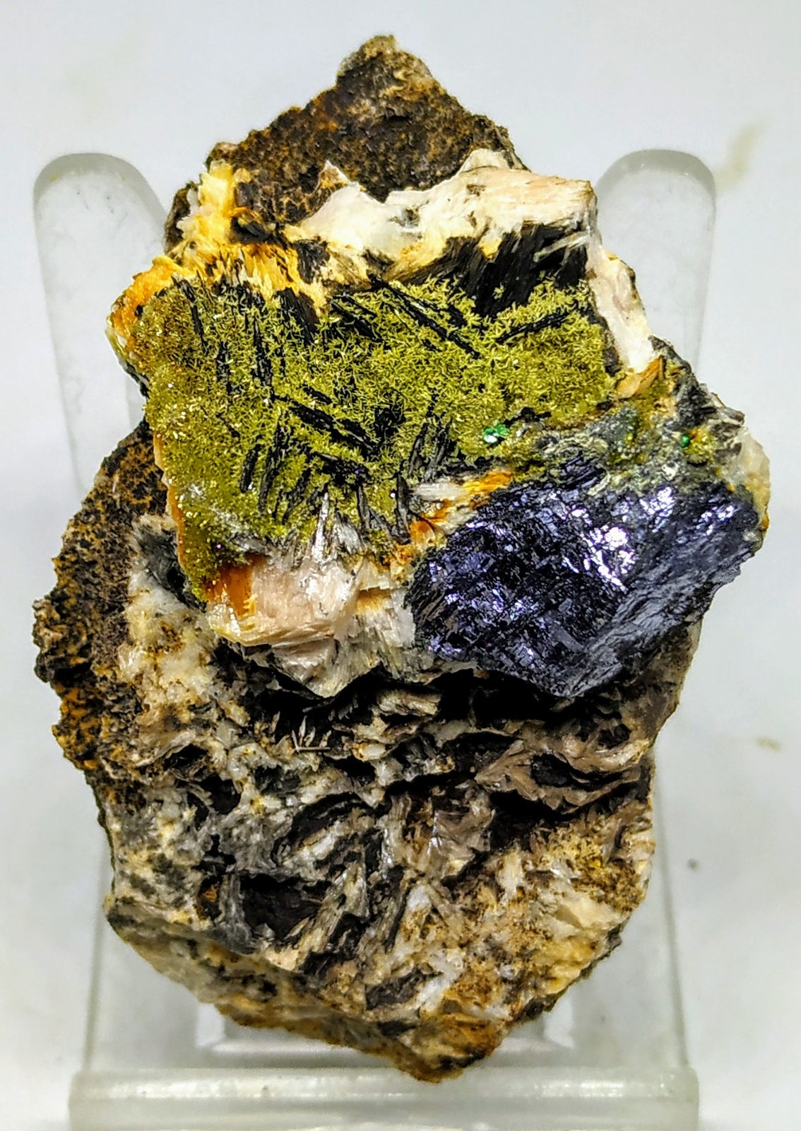 Mimetita, Galena, Barita, Malaquita
4x6,5cm
(Autor: Adri Rodríguez)