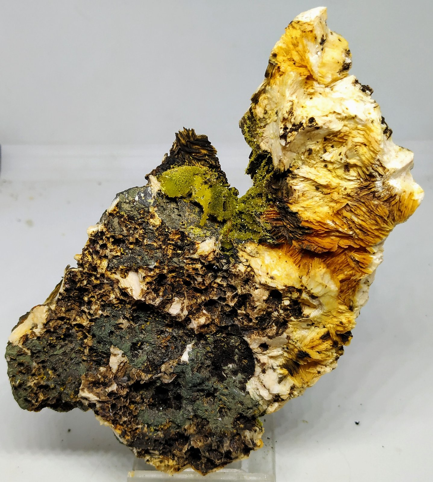 Mimetita, Galena, Barita
9x13,5cm
(Autor: Adri Rodríguez)
