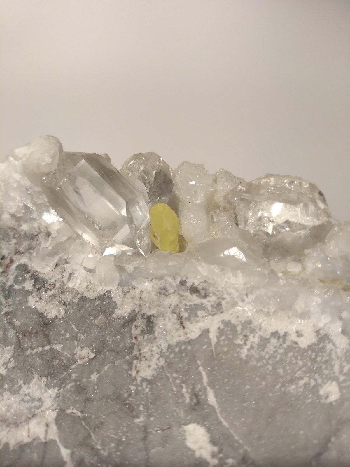 Azufre, Cuarzo, Calcita
125 x 65 mm
(Autor: Sante Celiberti)