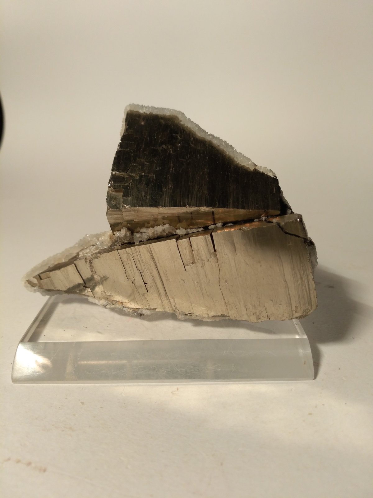 Pirita, Calcita
86 x 62 mm
(Autor: Sante Celiberti)