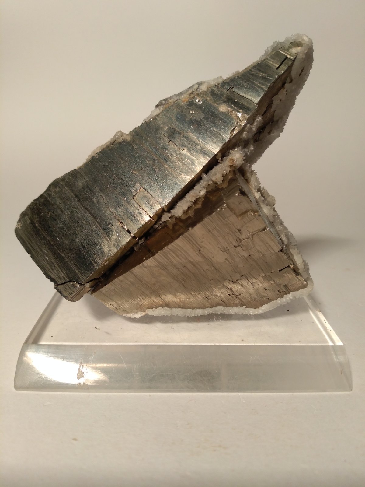 Pirita, Calcita
86 x 62 mm
(Autor: Sante Celiberti)