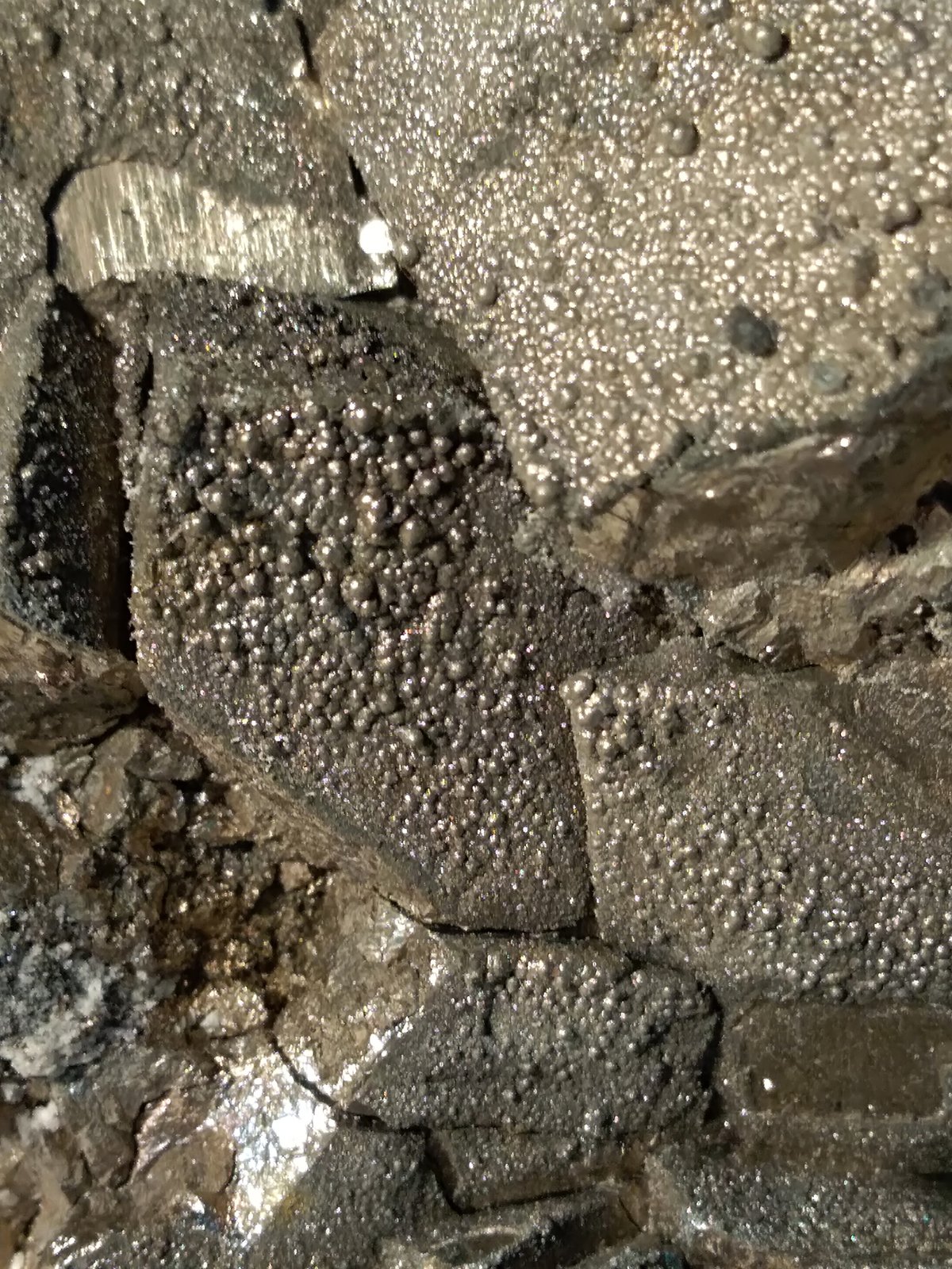 Pirita, Melnikovita, Cuarzo
60 x 61 mm
(Autor: Sante Celiberti)