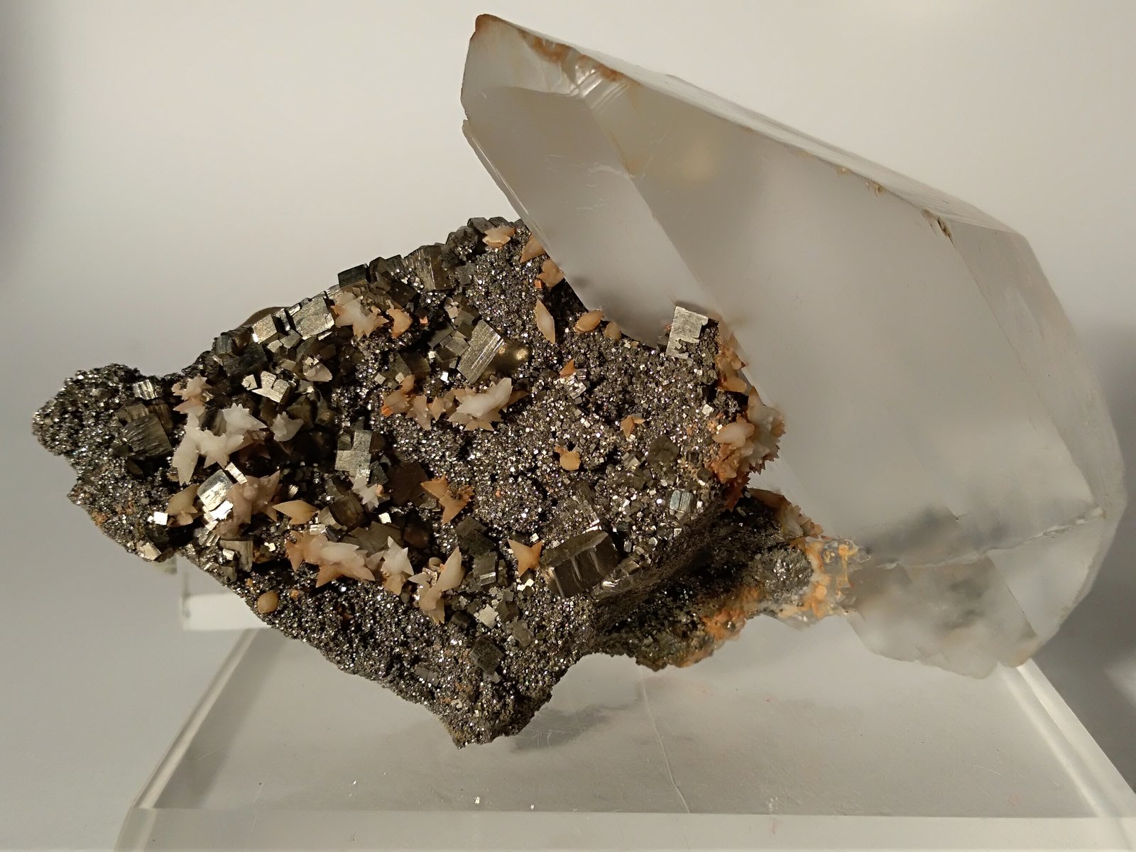 Pirita, Yeso, Calcita
96 x 58 mm
(Autor: Sante Celiberti)