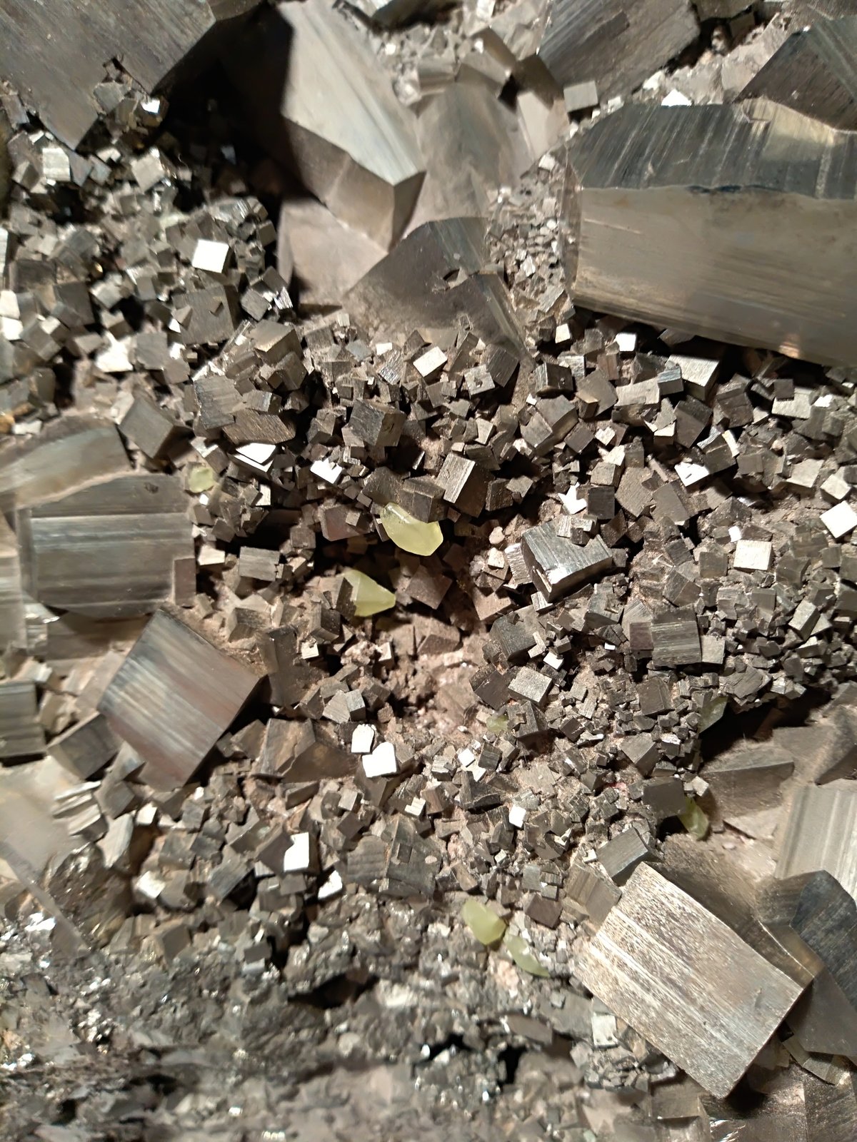 Pirita, Azufre, Calcita
295,5 x 222,5 mm
(Autor: Sante Celiberti)