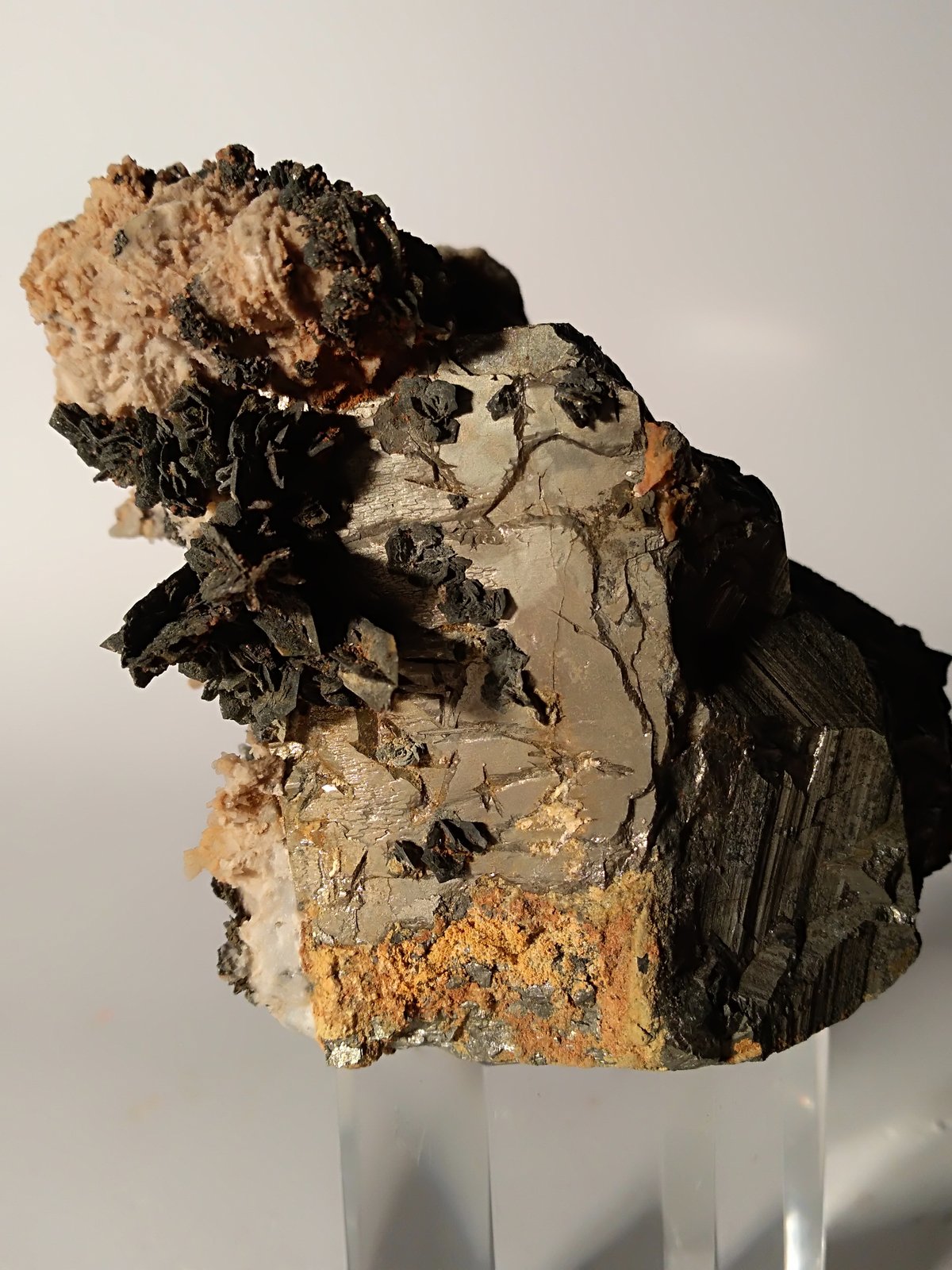 Pirrotita, Pirita, Dolomita
73 x 81 mm
(Autor: Sante Celiberti)