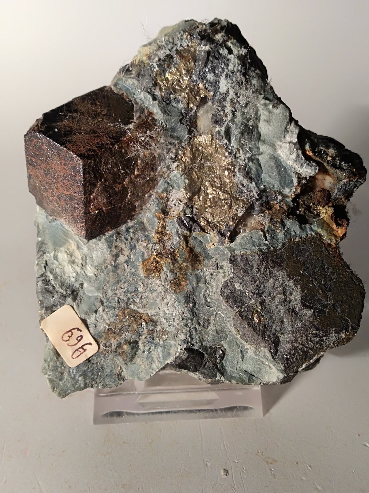 Magnetita, Pirita
81 x 74 mm
(Autor: Sante Celiberti)