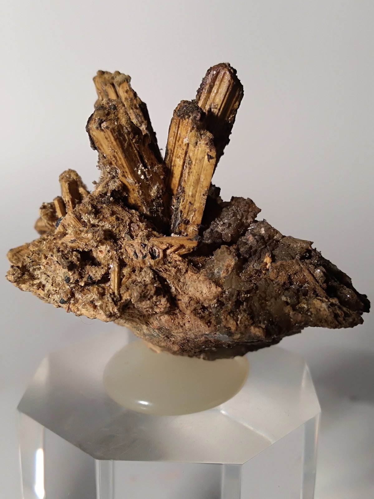Stibnita (Estibina), Stibiconita, Klebelsbergita
48 x 41,5 mm
(Autor: Sante Celiberti)