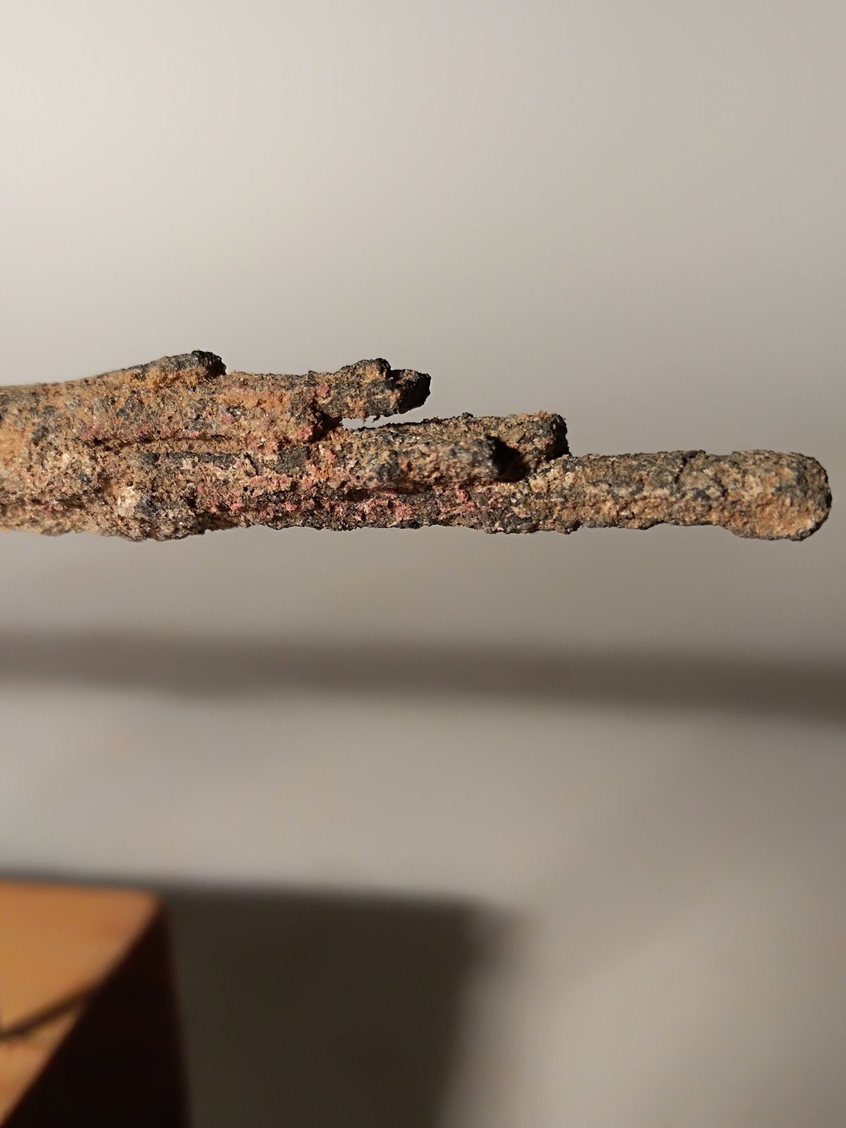 Stibnita (Estibina), Metastibnita, Stibiconita, Azufre
13,5 x 5 mm
(Autor: Sante Celiberti)