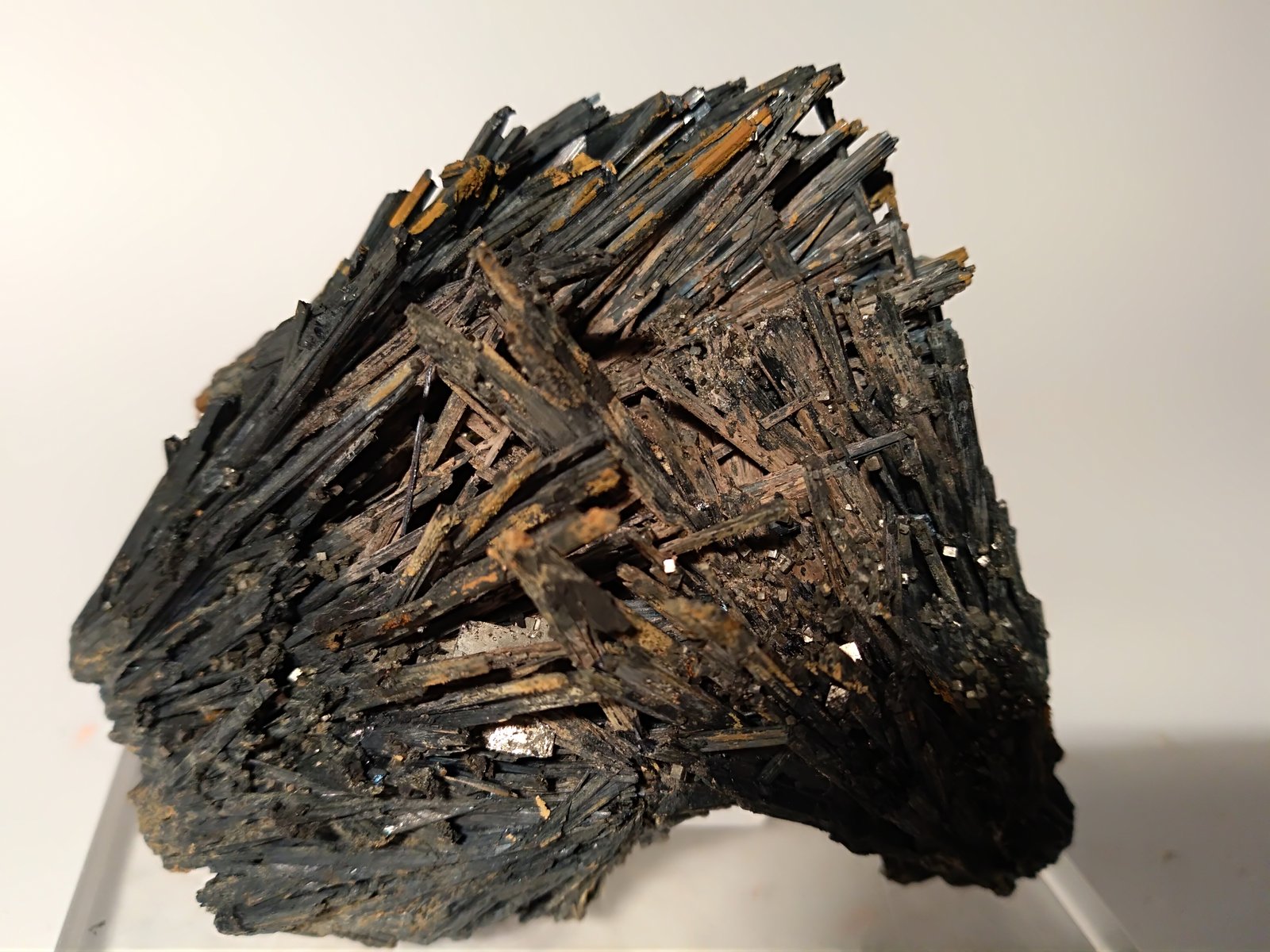 Stibnita (Estibina), Pirita
74 x 64 mm
(Autor: Sante Celiberti)