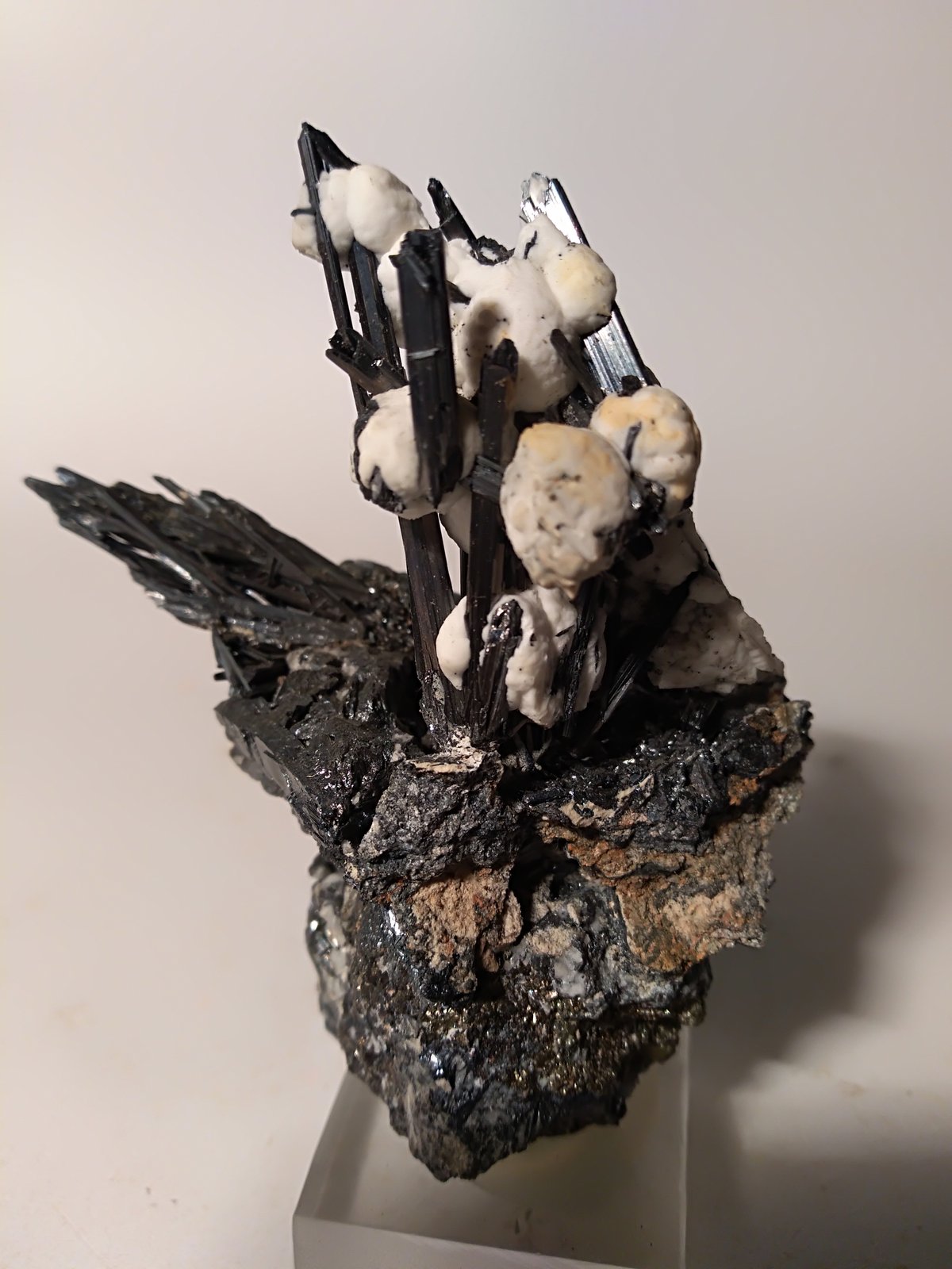 Stibnita (Estibina), Calcita
75 x 66 mm
(Autor: Sante Celiberti)