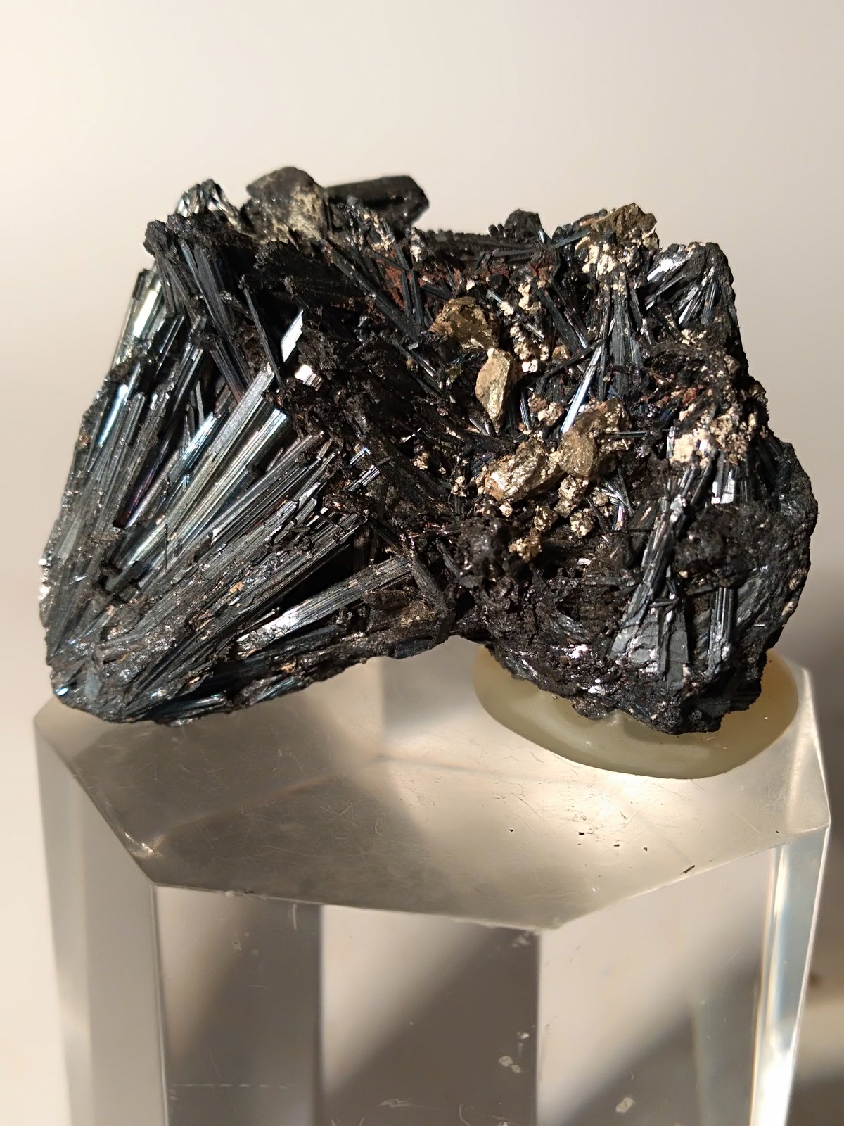 Stibnita (Estibina), Pirita
37,5 x 25 mm
(Autor: Sante Celiberti)