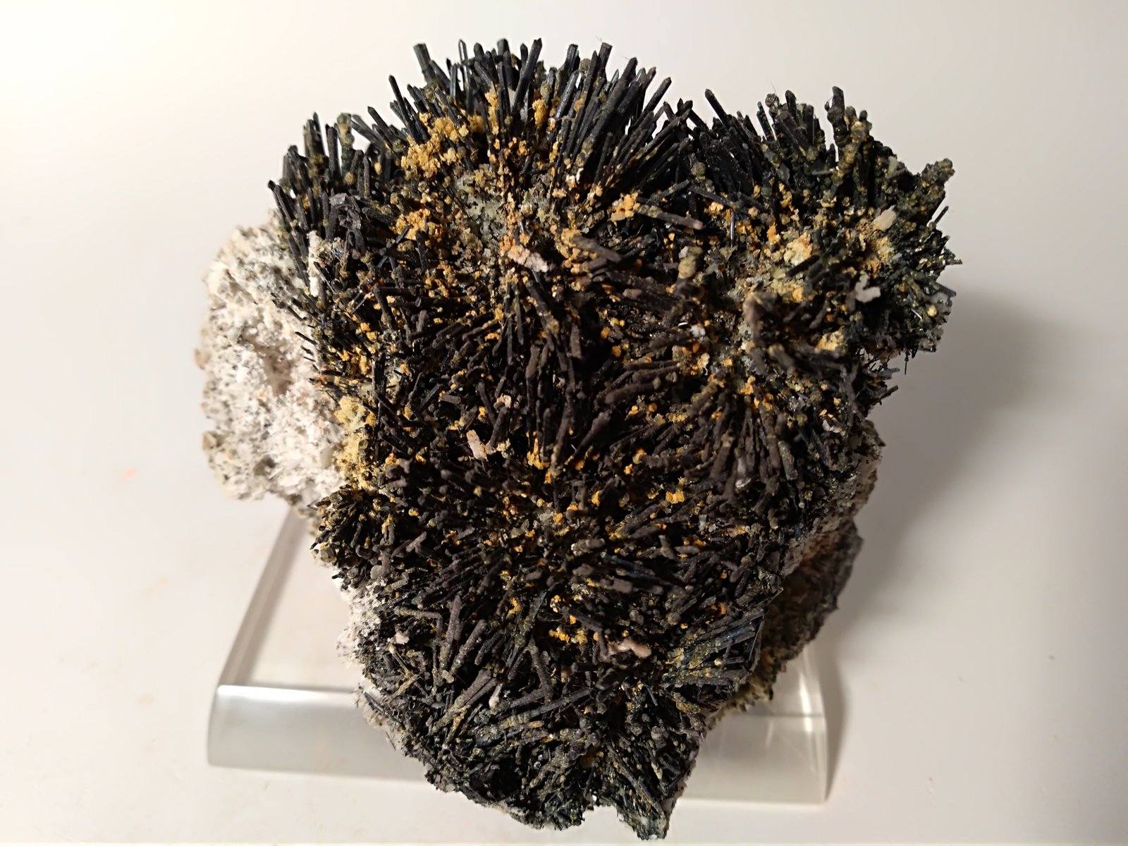 Stibnita (Estibina)
86 x 68 mm
(Autor: Sante Celiberti)