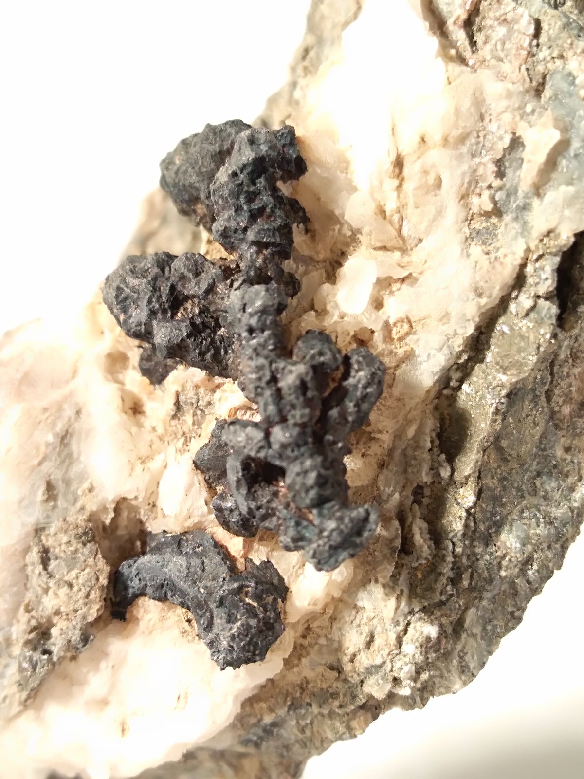 Cobre, Cuprita
72 x 35 mm
(Autor: Sante Celiberti)