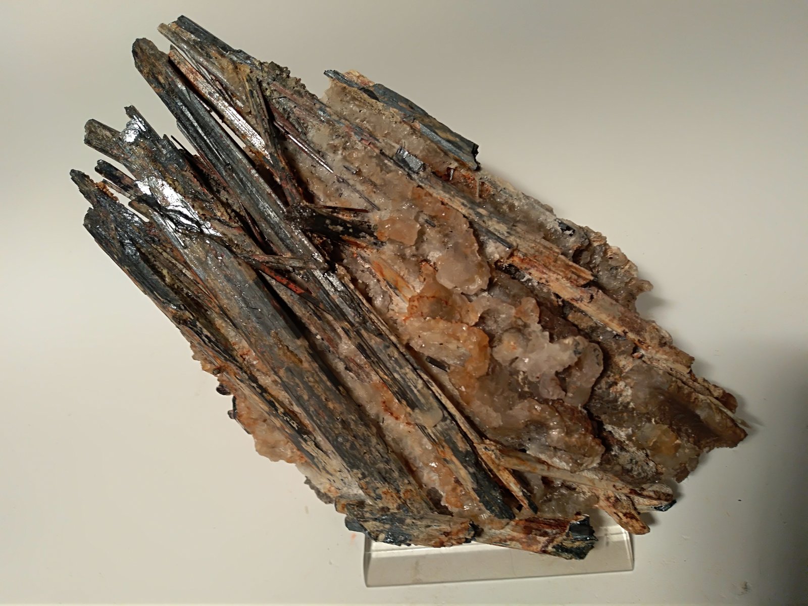 Stibnita (Estibina), Fluorita
185 x 120 mm
(Autor: Sante Celiberti)