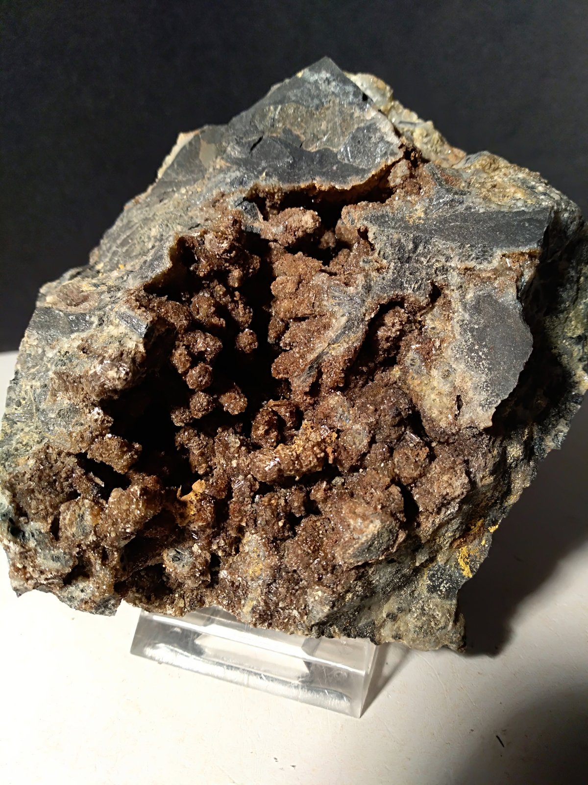 Stibnita (Estibina), Valentinita, Copiapita
103 x 95 mm
(Autor: Sante Celiberti)