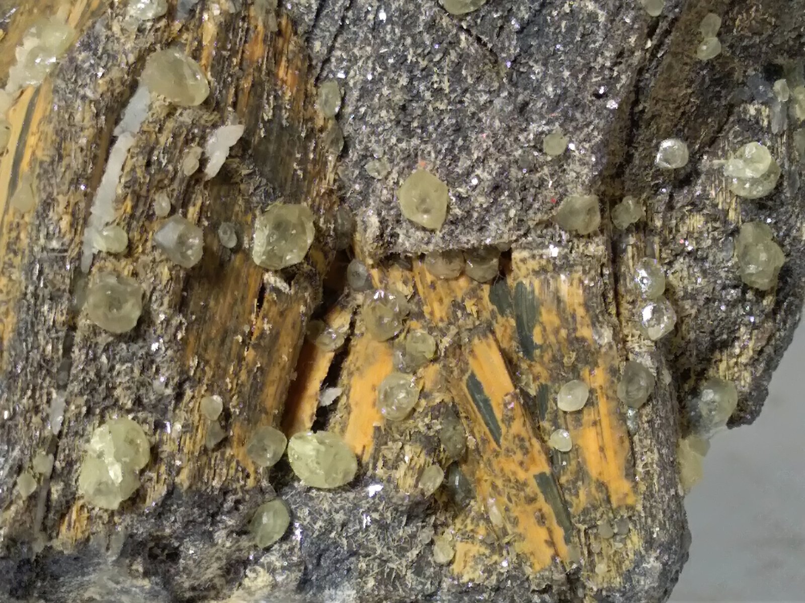 Stibnita (Estibina), Estibiconita, Azufre
165 x 80 mm.
(Autor: Sante Celiberti)