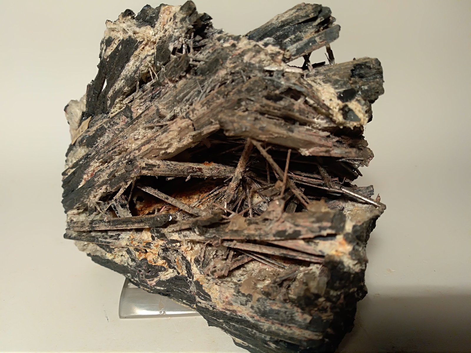 Stibnita (Estibina)
140 x 130 mm
(Autor: Sante Celiberti)