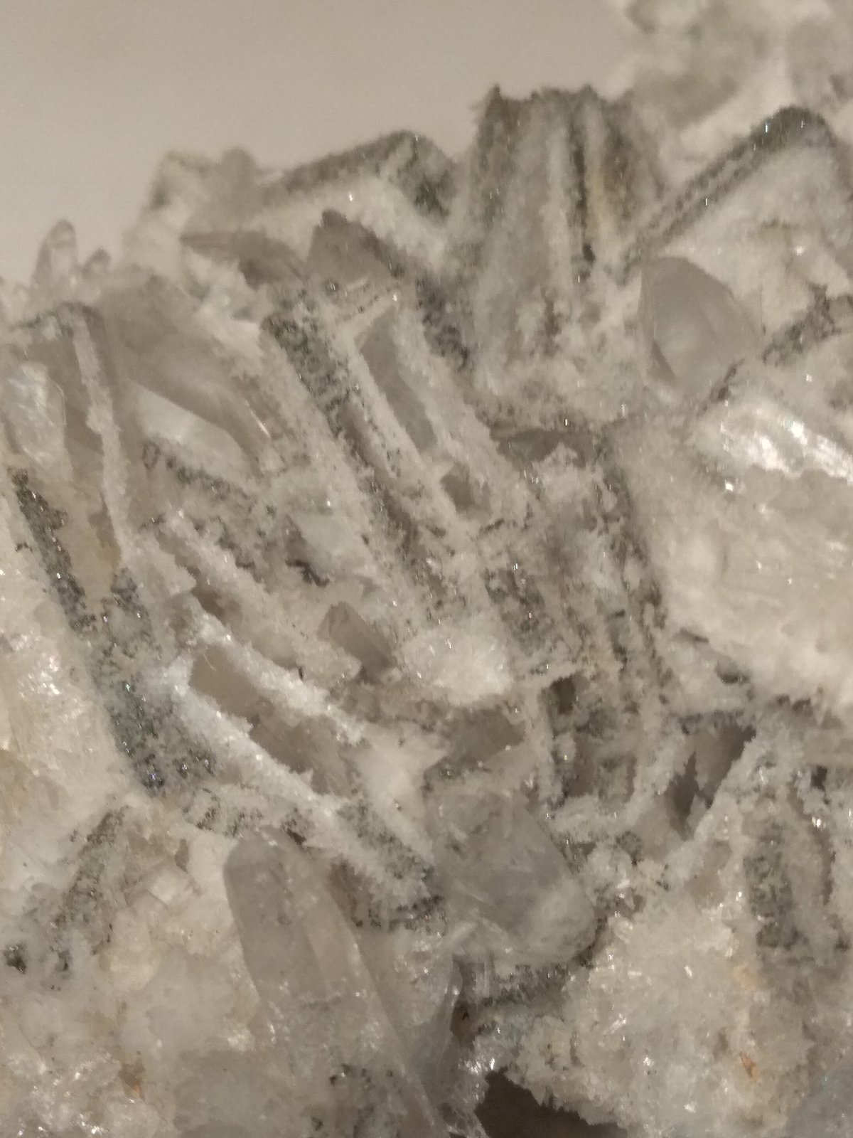 Calcita epimorfica de Anhidrita, Yeso, Cuarzo, Pirita
120 x 95 mm
(Autor: Sante Celiberti)