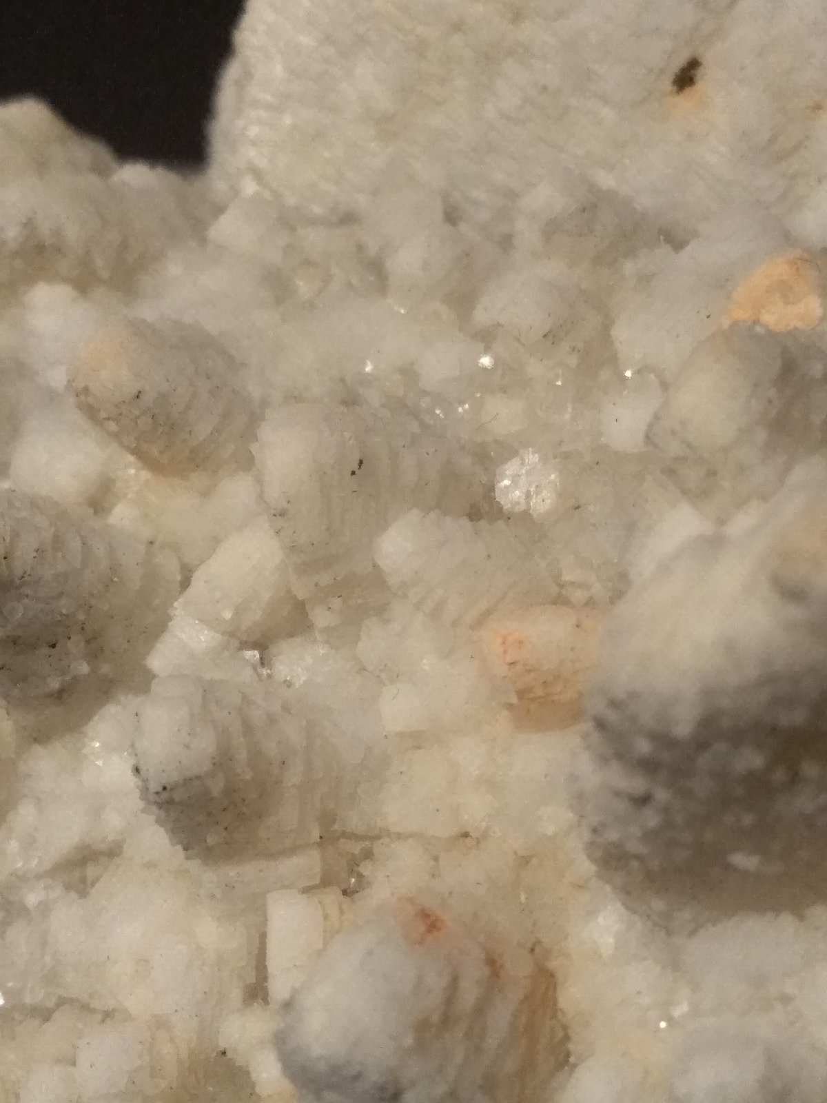 Dolomita pseudomórfica de Calcita a su vez pseudomorfica de Anhidrita, Pirita
250 x 120 mm
(Autor: Sante Celiberti)