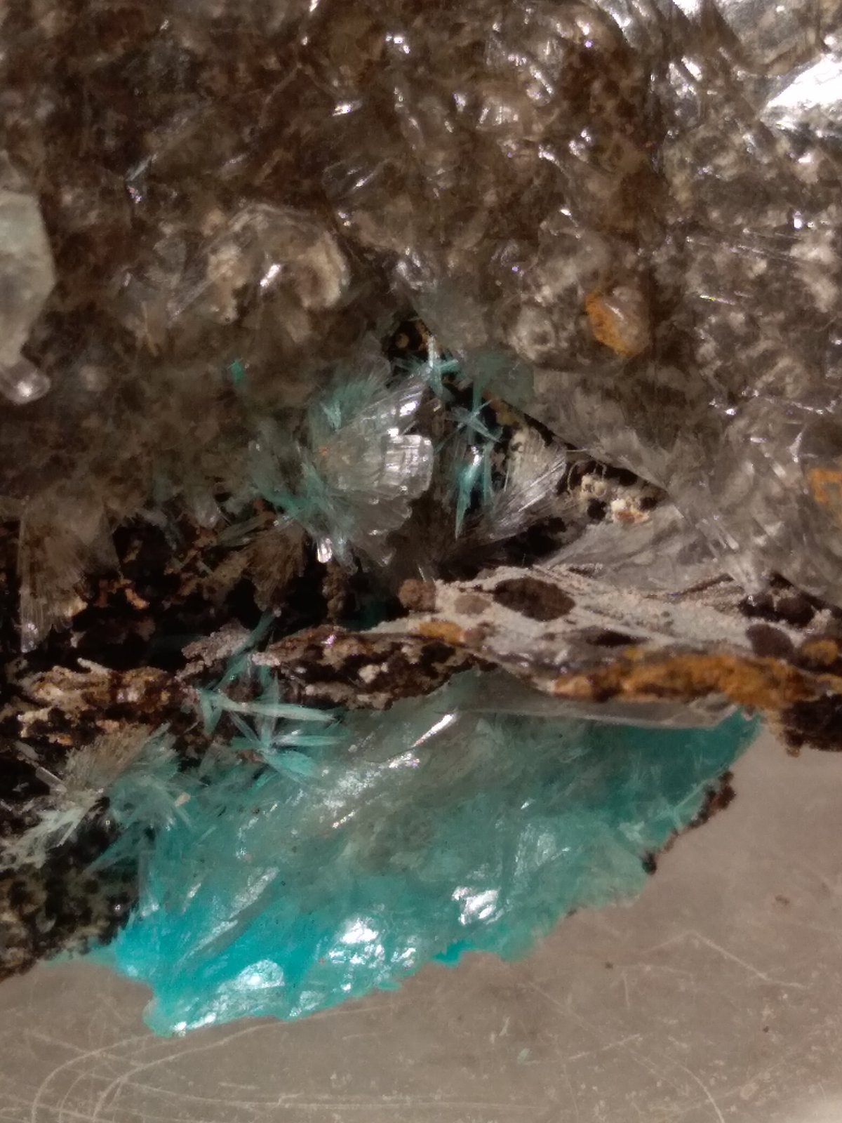 Aurichalcita, Hemimorfita, Calcita
65 x 32 mm
(Autor: Sante Celiberti)