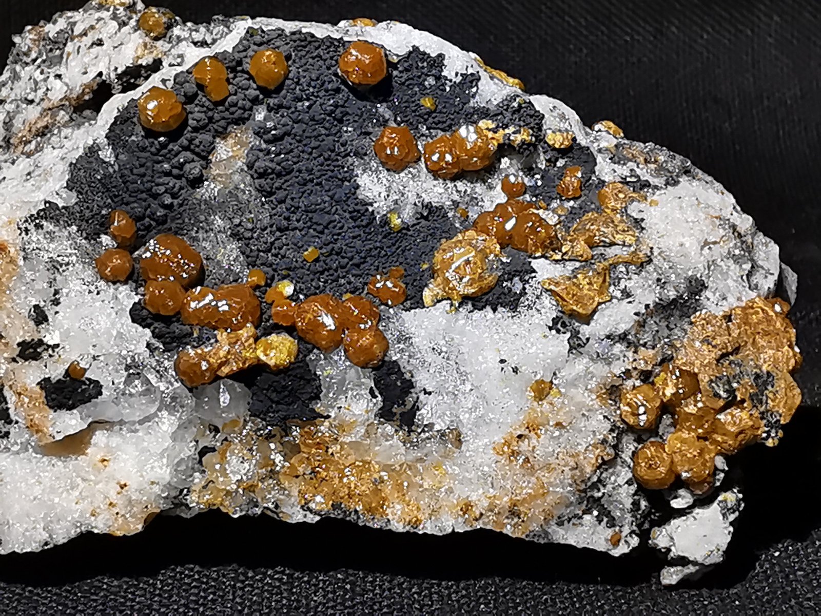 Mimetita (variedad campylita)
76x51x39 mm
(Autor: Juan María PS)
