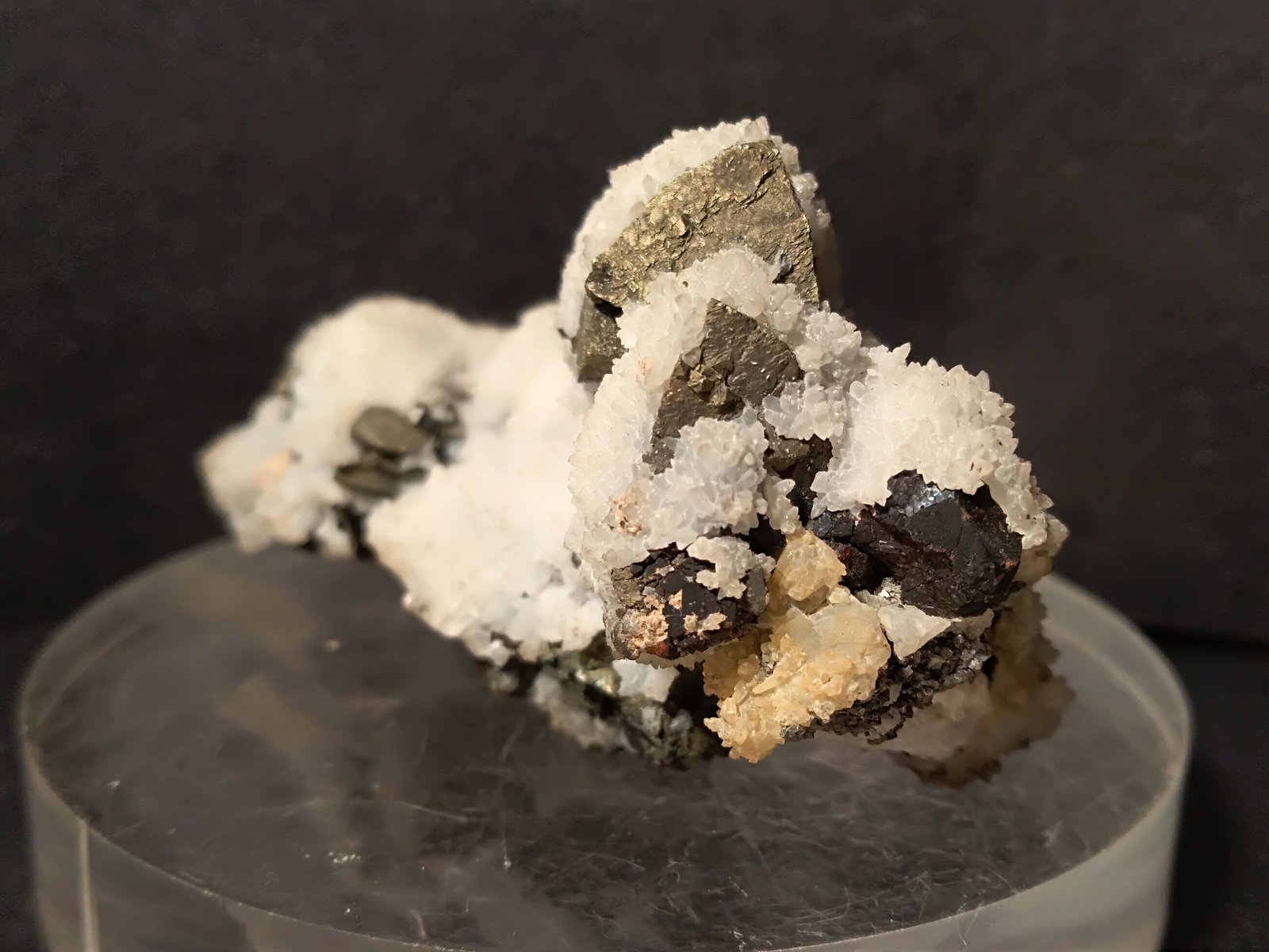 Chalcopirita, Esfalerita, Cuarzo
54 x 31 mm
(Autor: Sante Celiberti)
