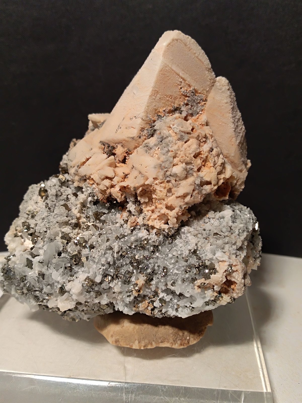 Dolomita (pseudomórfica de calcita), Pirita, Cuarzo
69 x 78 mm
(Autor: Sante Celiberti)