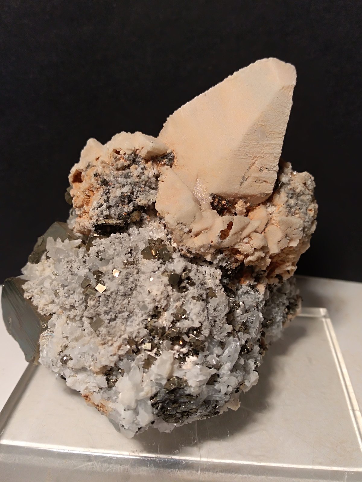 Dolomita (pseudomórfica de calcita), Pirita, Cuarzo
69 x 78 mm
(Autor: Sante Celiberti)