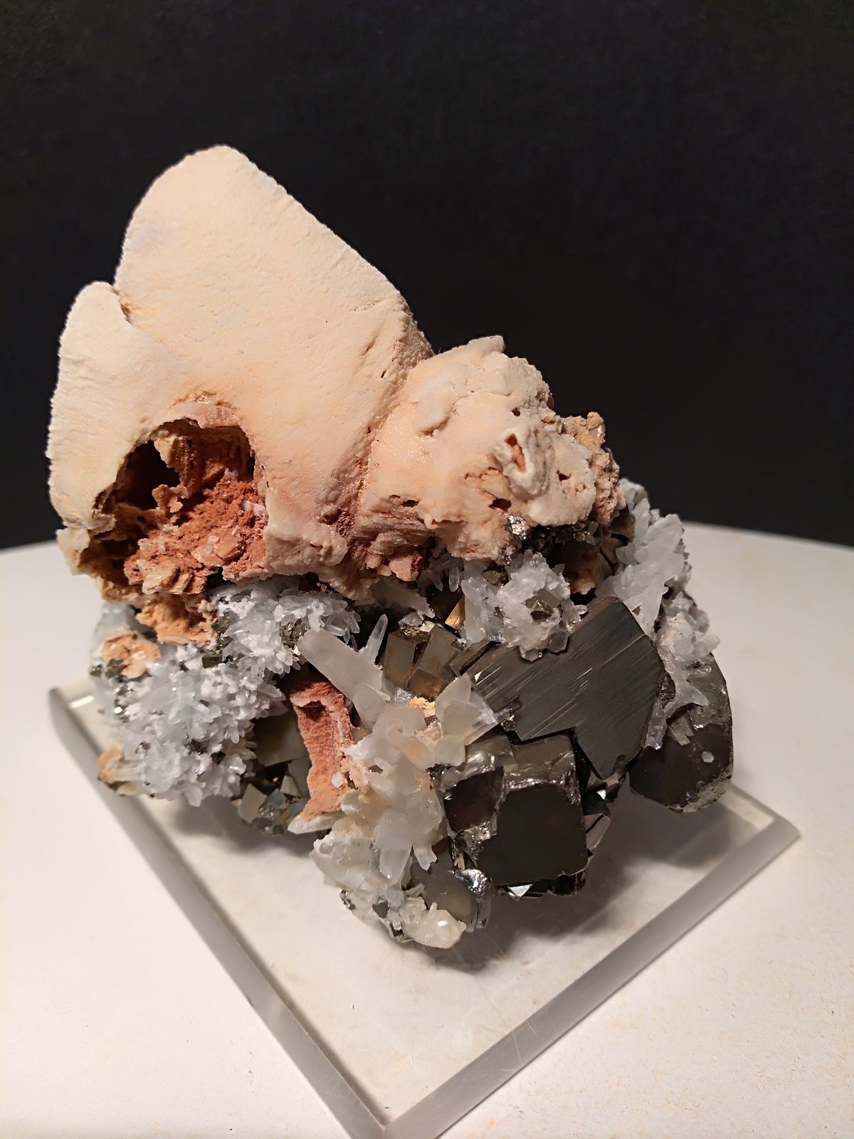 Dolomita (pseudomórfica de calcita), Pirita, Cuarzo
69 x 78 mm
(Autor: Sante Celiberti)