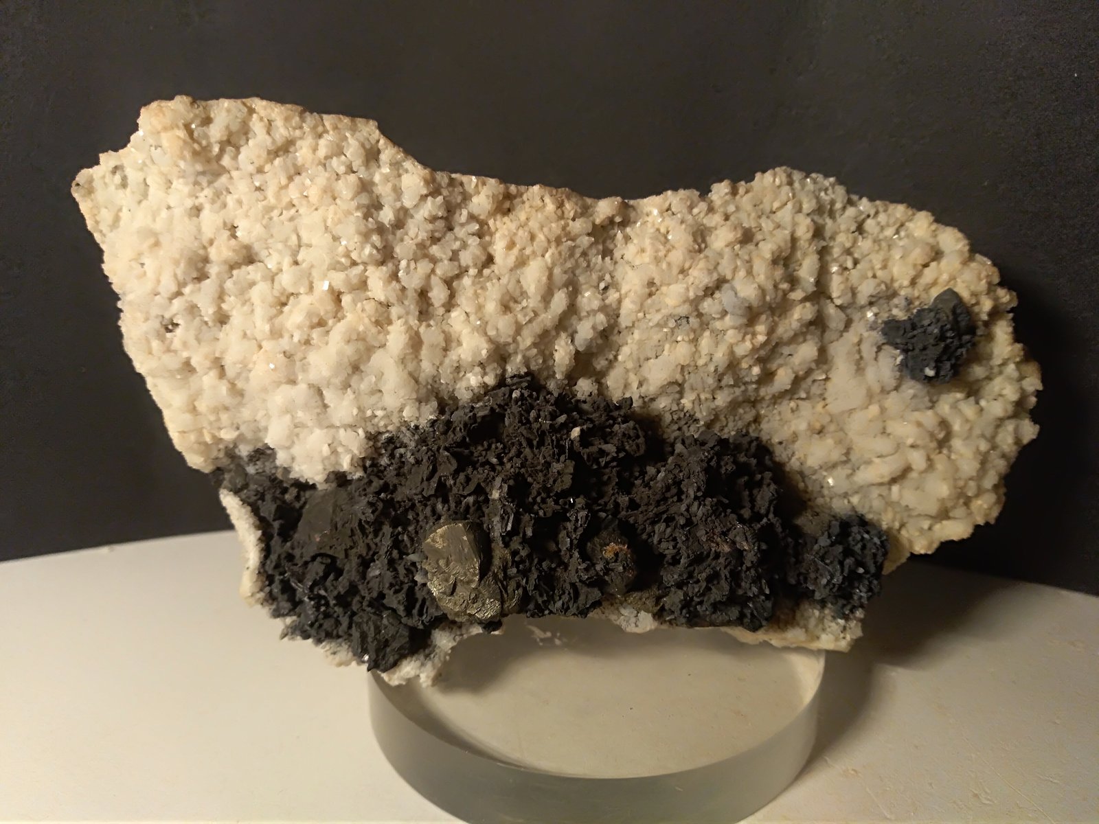Calcopirita, Esfalerita, Galena, Berthierita, Cuarzo
123 x 67 mm
(Autor: Sante Celiberti)