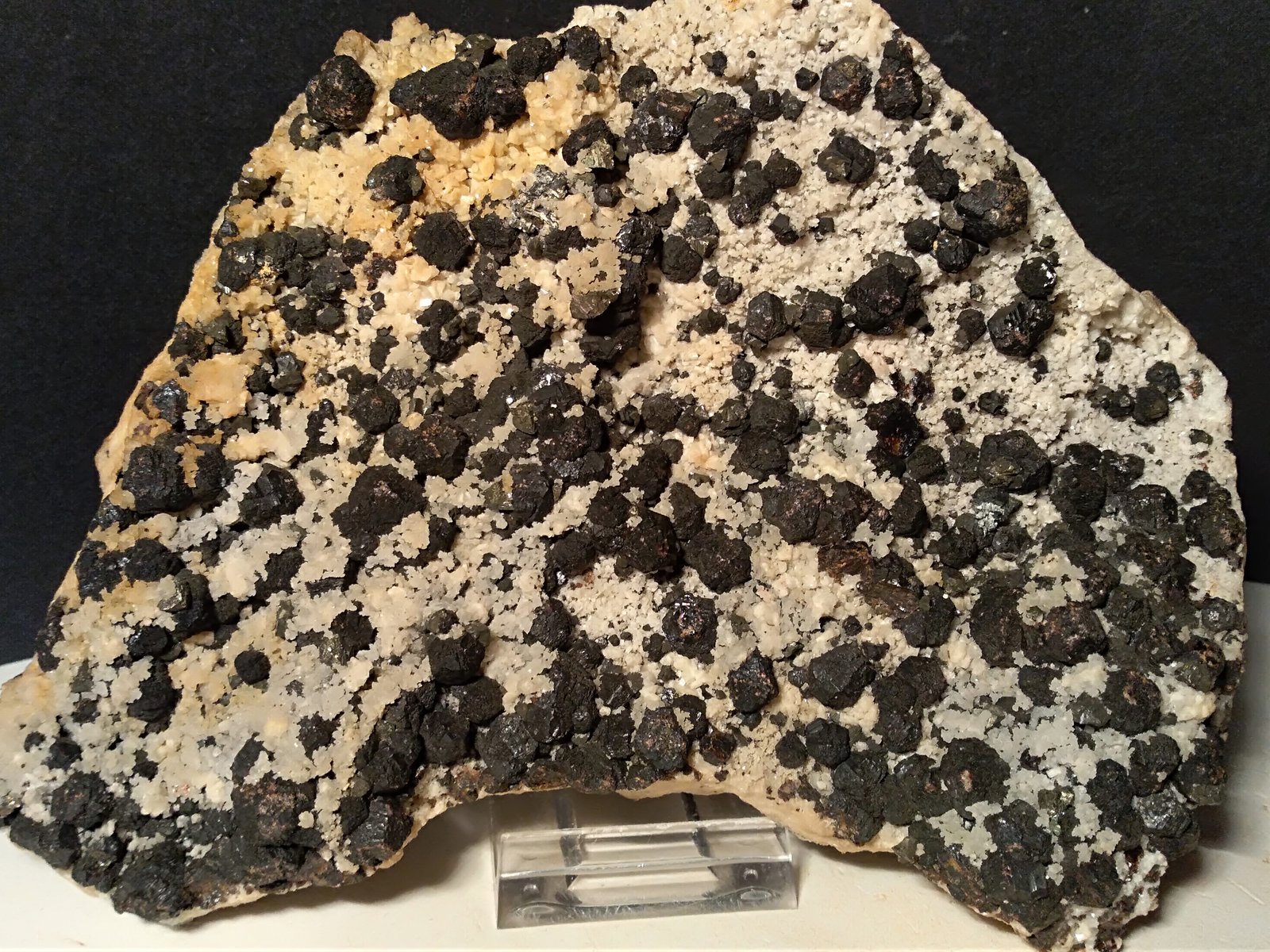 Esfalerita, Calcopirita, Cuarzo
181 x 145 mm
(Autor: Sante Celiberti)
