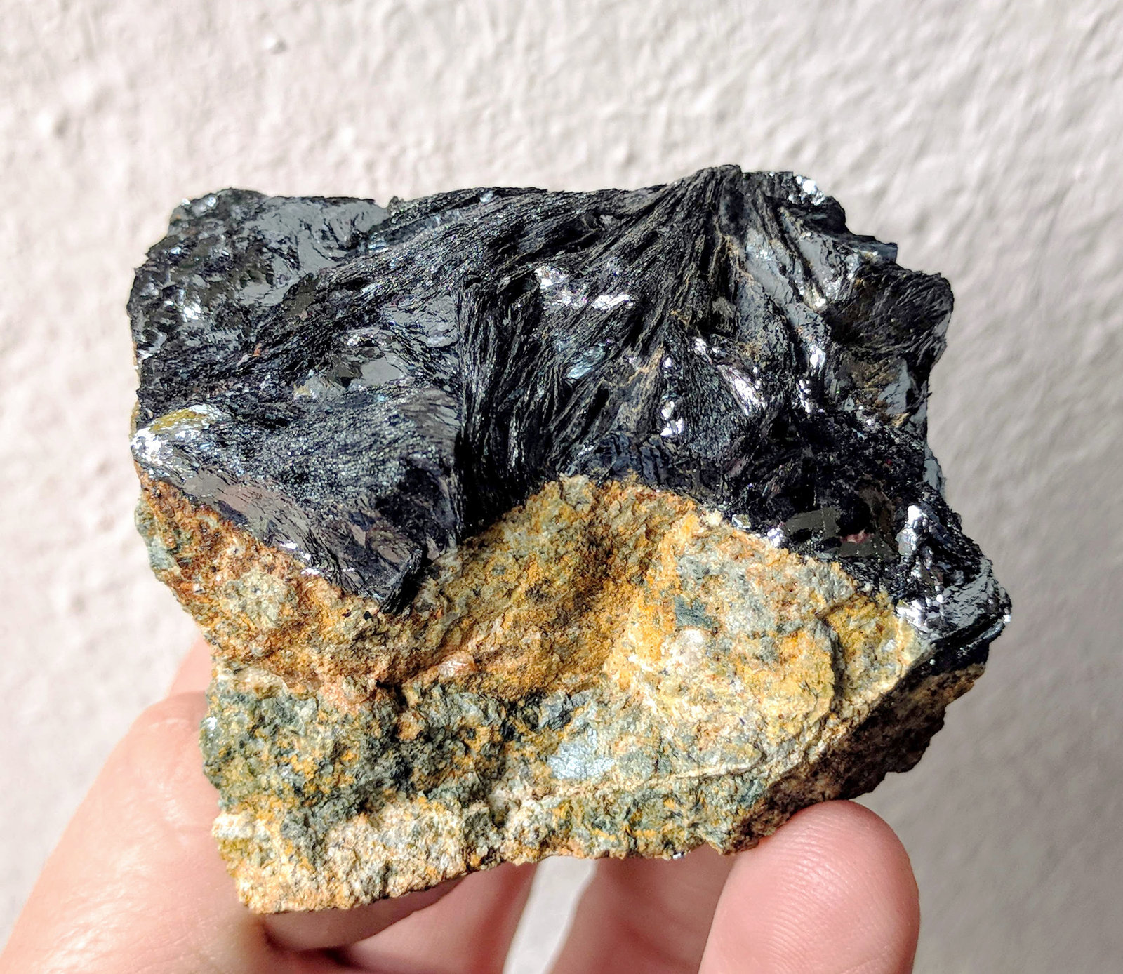 Hematites (variedad especularita)
5,7 x 3,5 cm.
(Autor: carles)