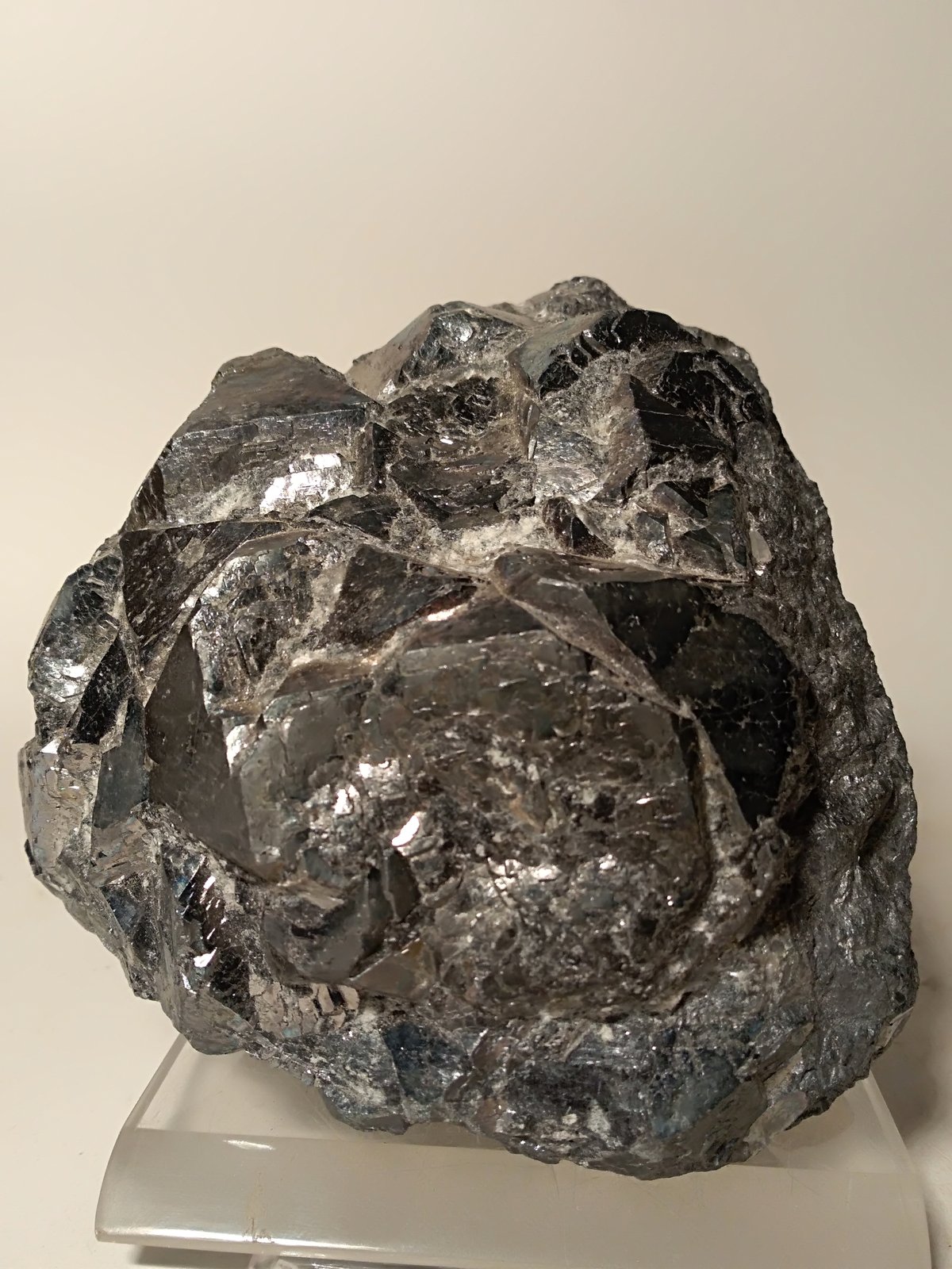 Skutterudita
107 x 95 mm
(Autor: Sante Celiberti)