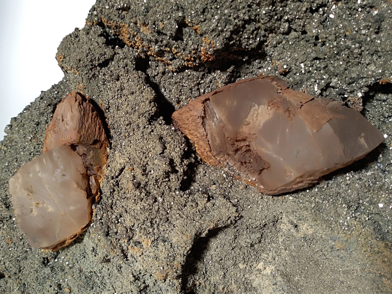 Calcita (variedad manganocalcita), Dolomita, Pirita
260 x 250 mm
(Autor: Sante Celiberti)