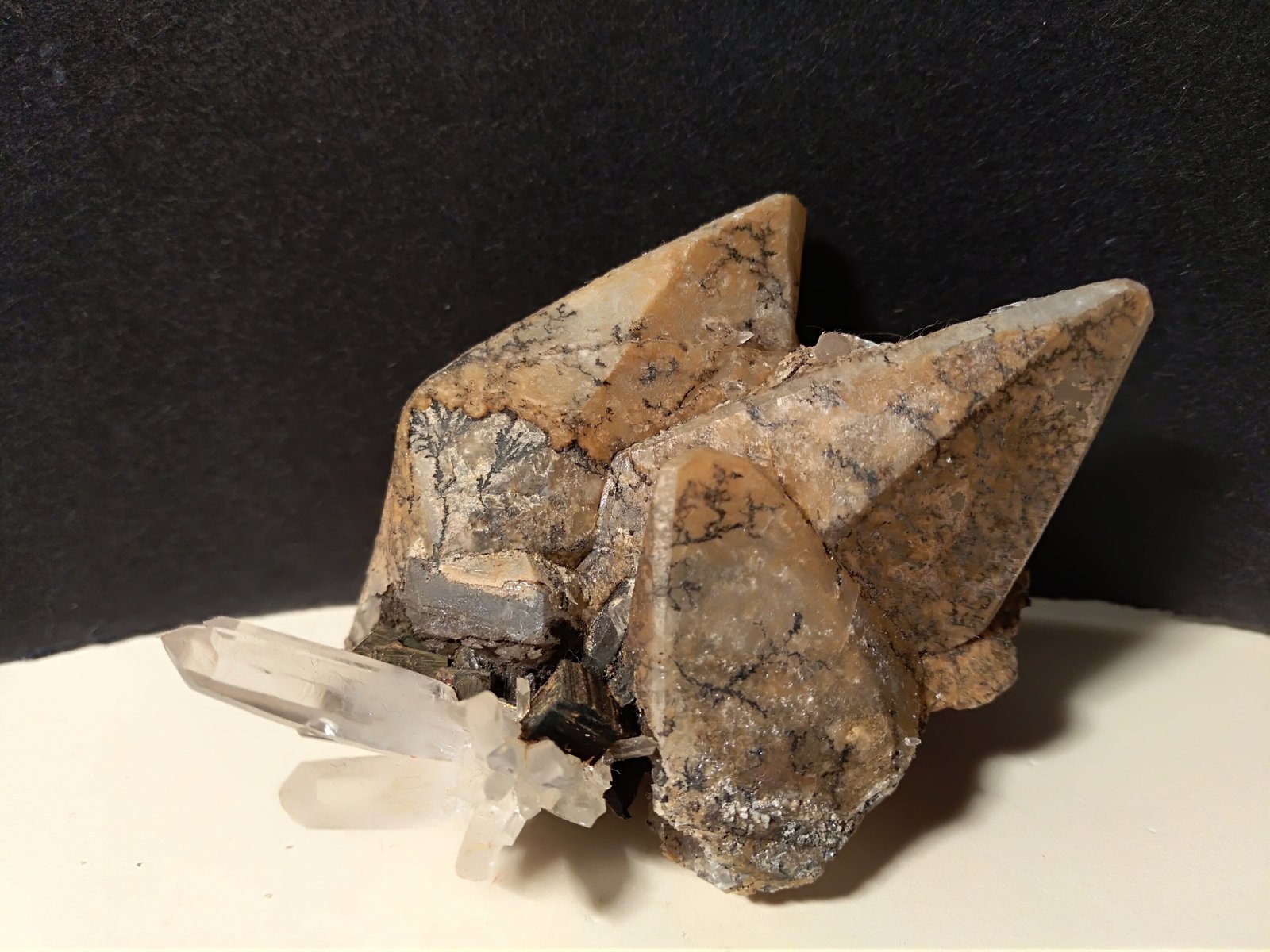 Calcita, Cuarzo, Goethita (pseudo Pirita)
65 x 41 mm
(Autor: Sante Celiberti)