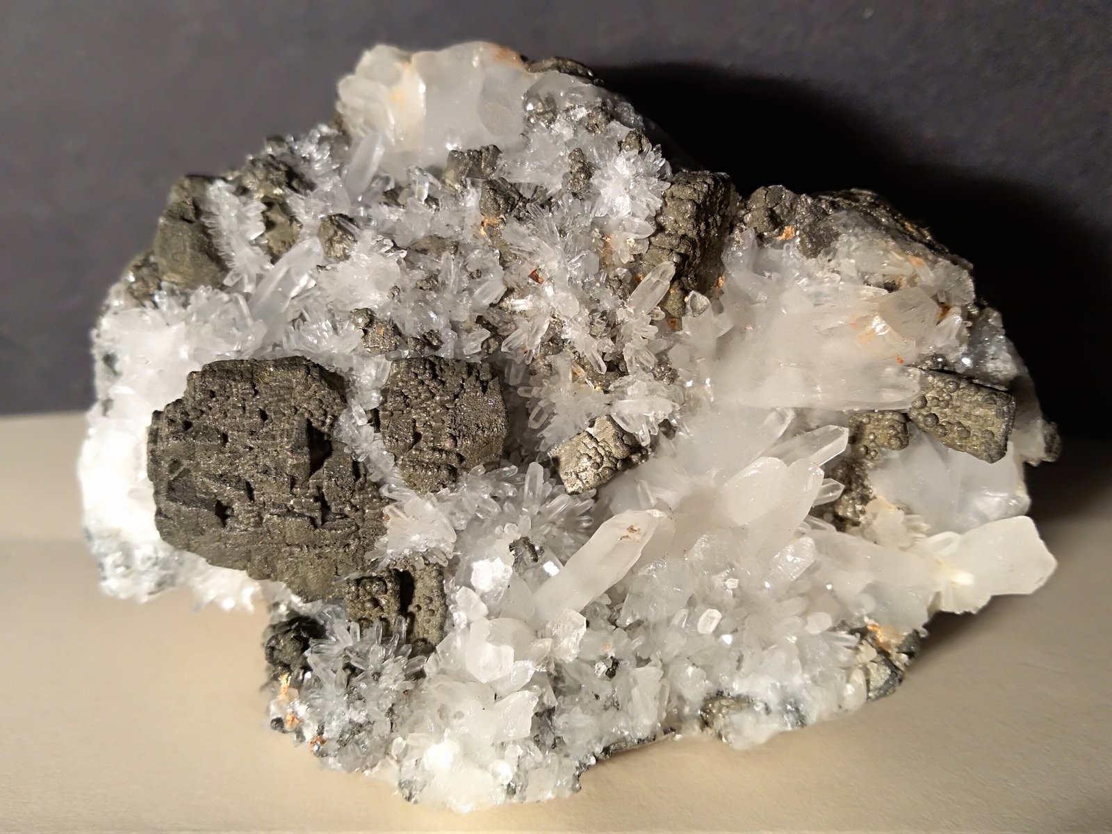 Pirita pseudomórfica de Pirrotita, Cuarzo
71 x 55 mm
(Autor: Sante Celiberti)