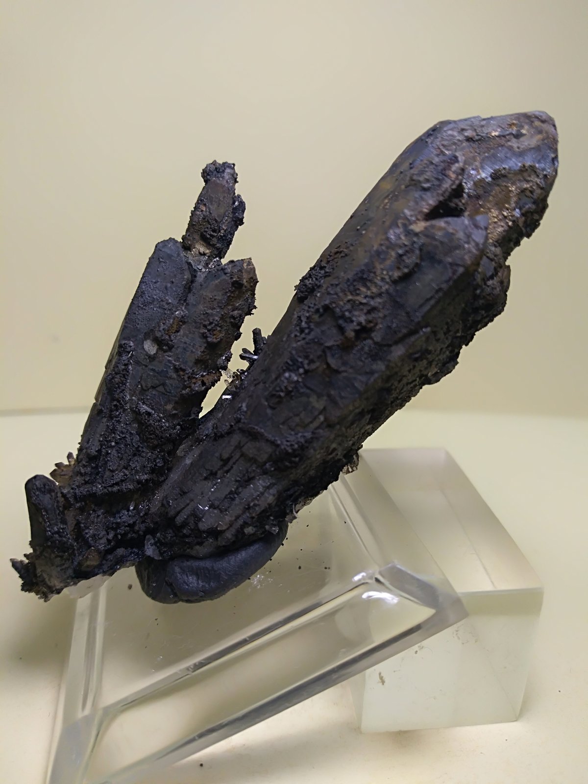 Cuarzo (variedad cetro), óxidos de manganeso
66 x 32 mm
(Autor: Sante Celiberti)
