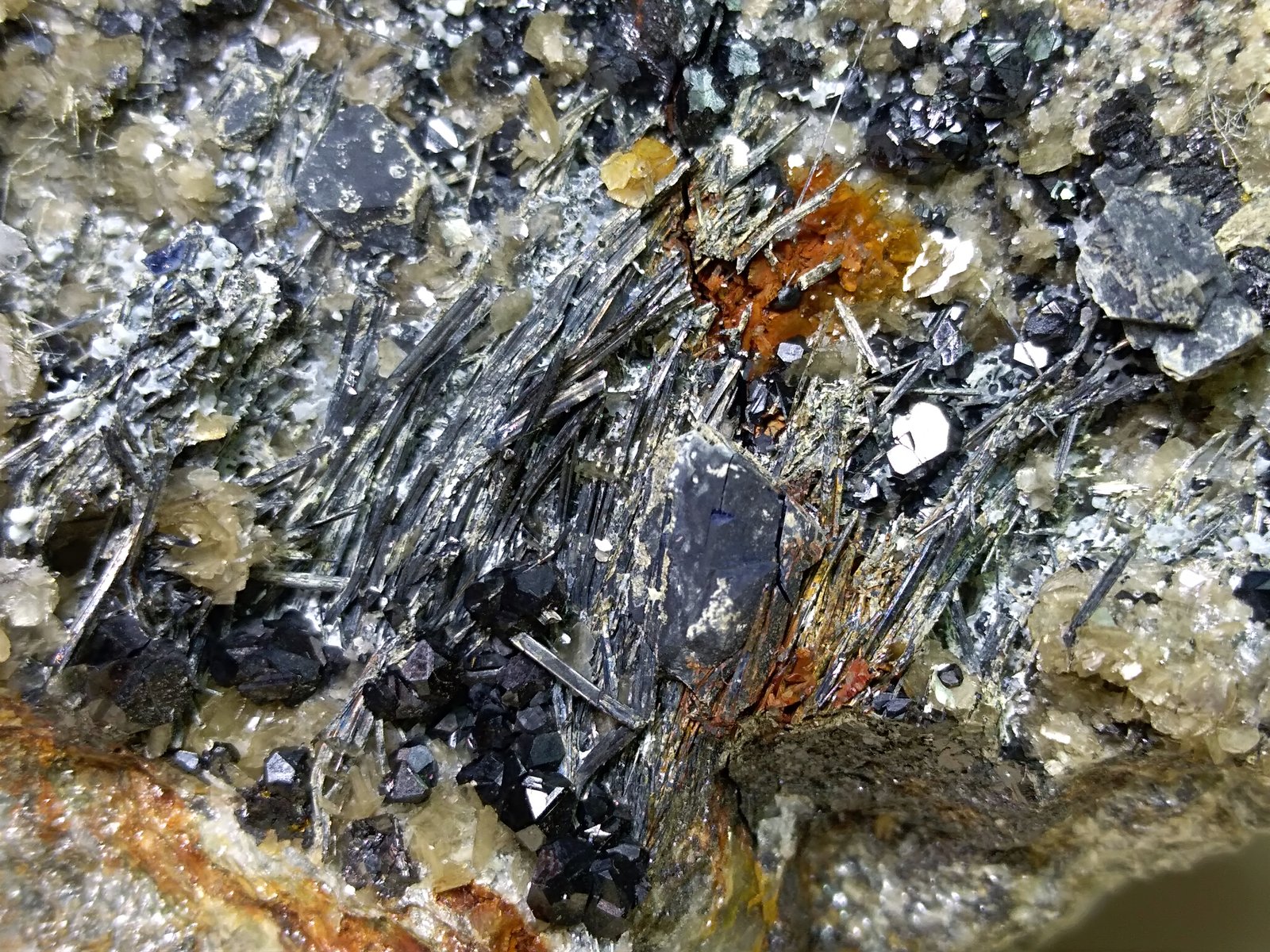 Meneghinita, Esfalerita, Galena
87 x 59 mm
(Autor: Sante Celiberti)