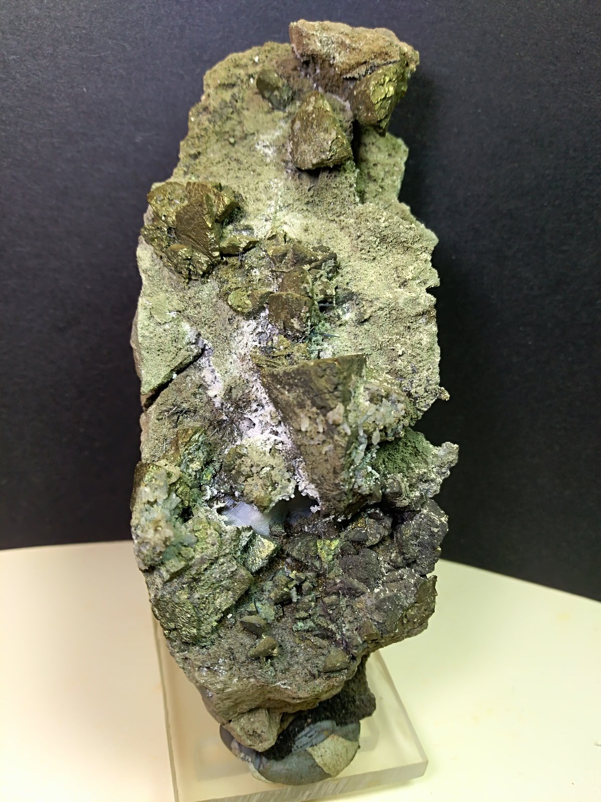 Calcopirita, Bismutinita
115 x 50 mm
(Autor: Sante Celiberti)