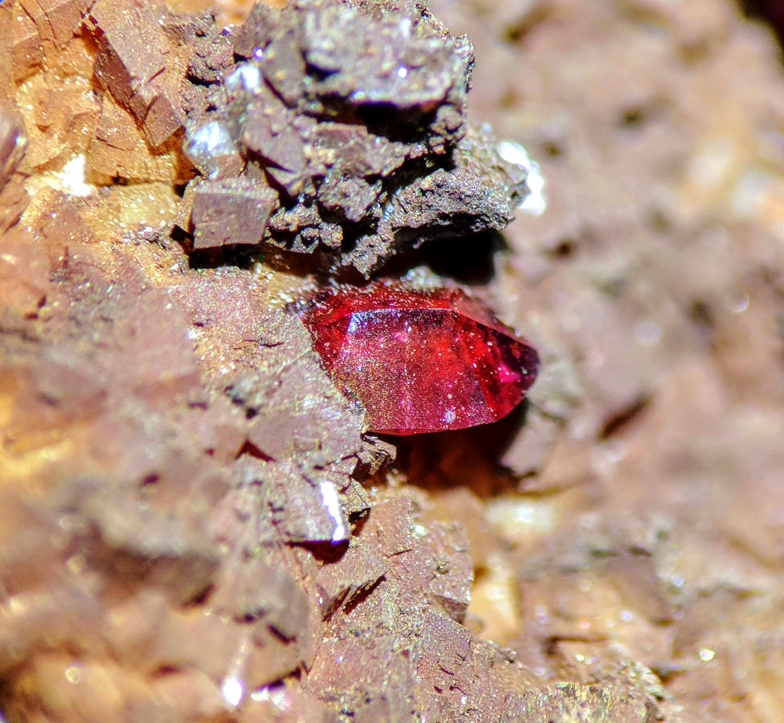 Roselita, Dolomita
C.d.v. 0,3 cm.
(Autor: carles)