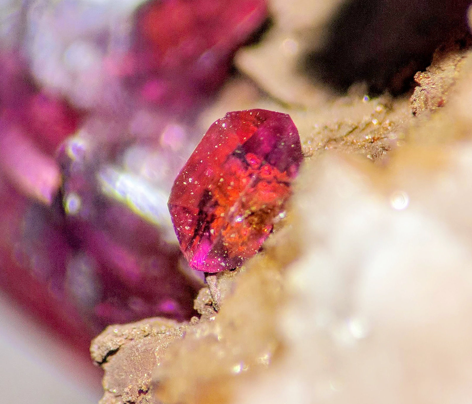 Roselita, Dolomita
C.d.v. 0,3 cm.
(Autor: carles)
