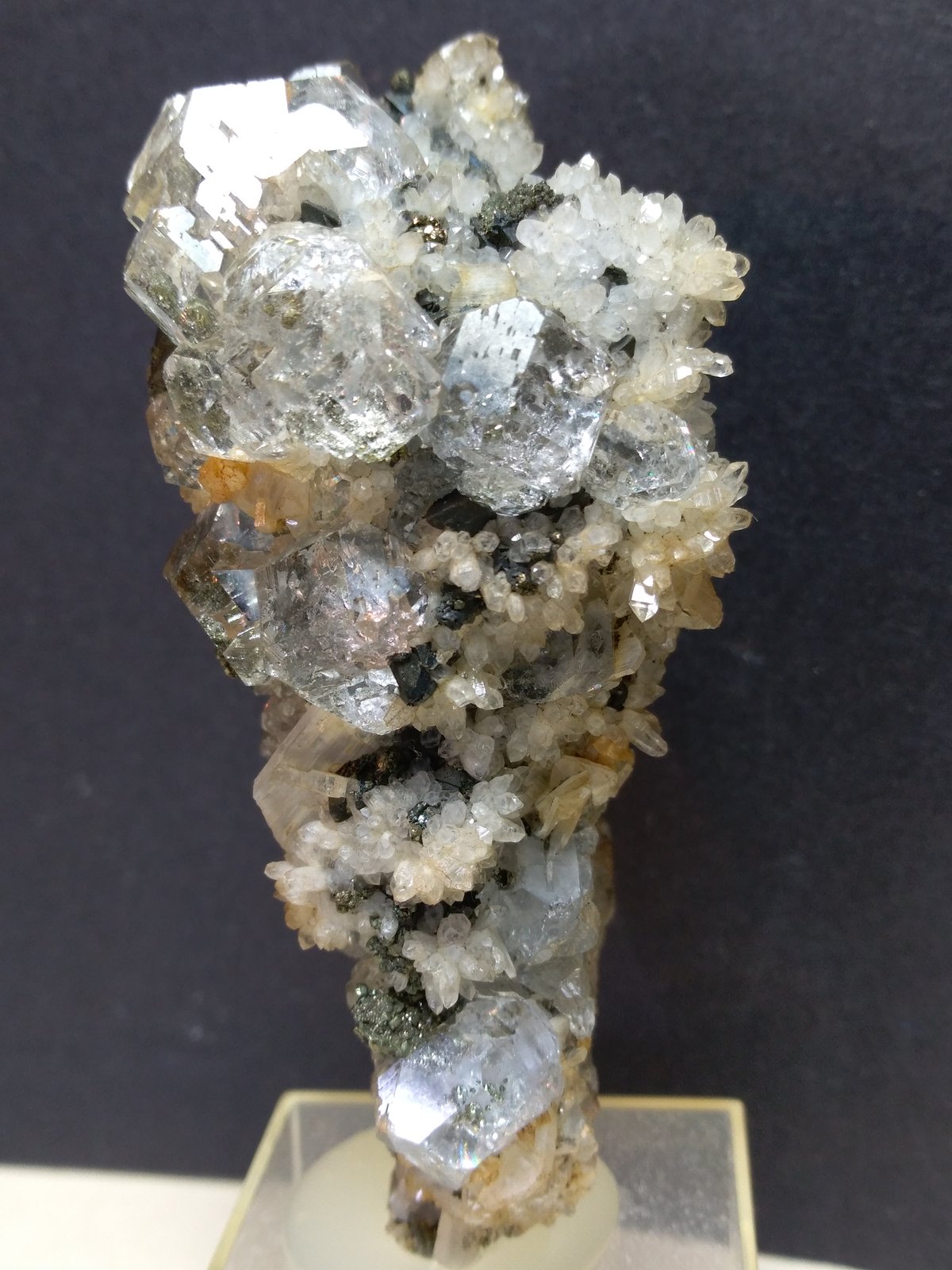 Fluorita, Pirita, Tetraedrita, Cuarzo
80 x 51 mm
(Autor: Sante Celiberti)