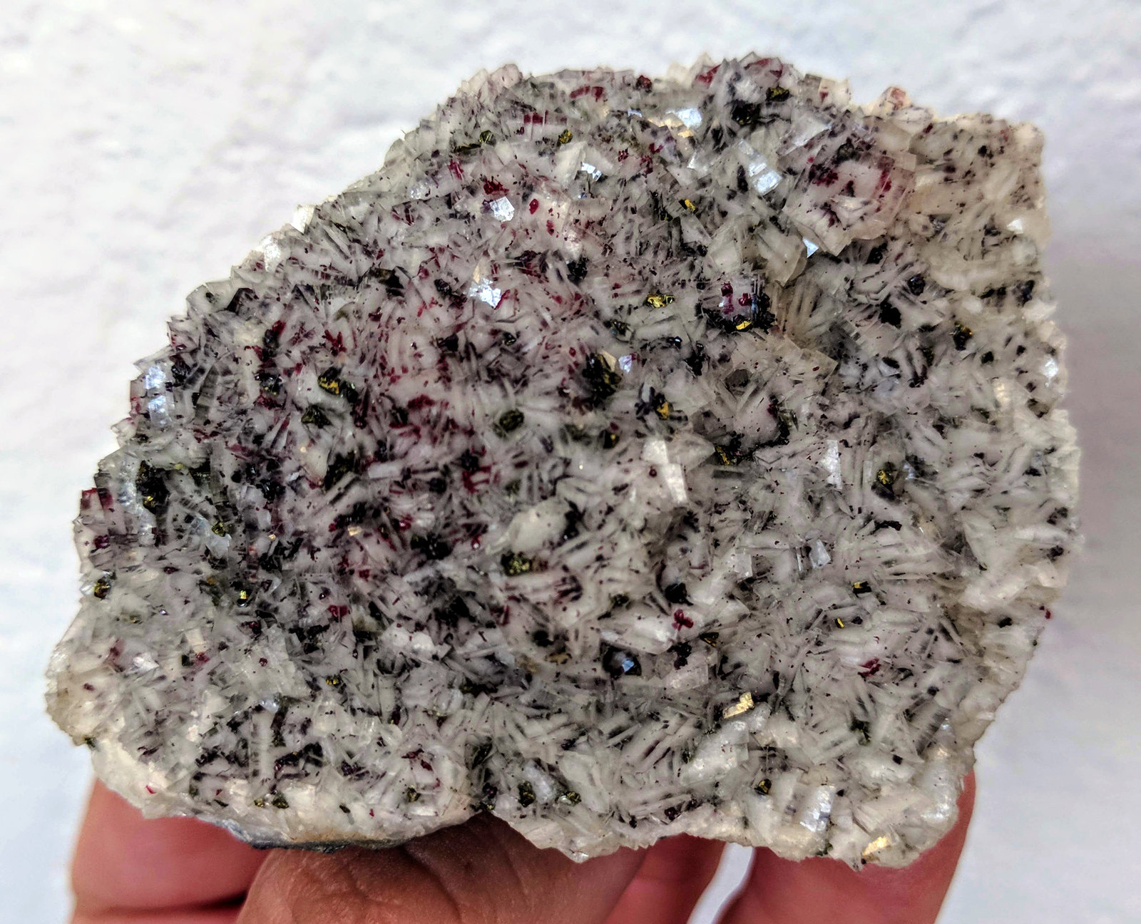 Dolomita, Cinabrio, Calcopirita
7,0 x 5,9 cm.
(Autor: carles)