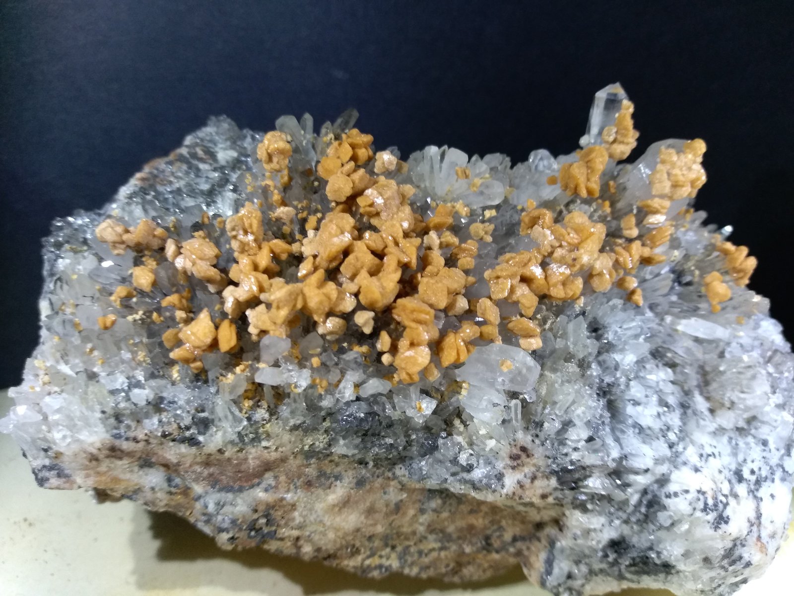 Ankerita, Cuarzo, Galena, Calcopirita, Malaquita, Smithsonita
115 x 65 mm
(Autor: Sante Celiberti)