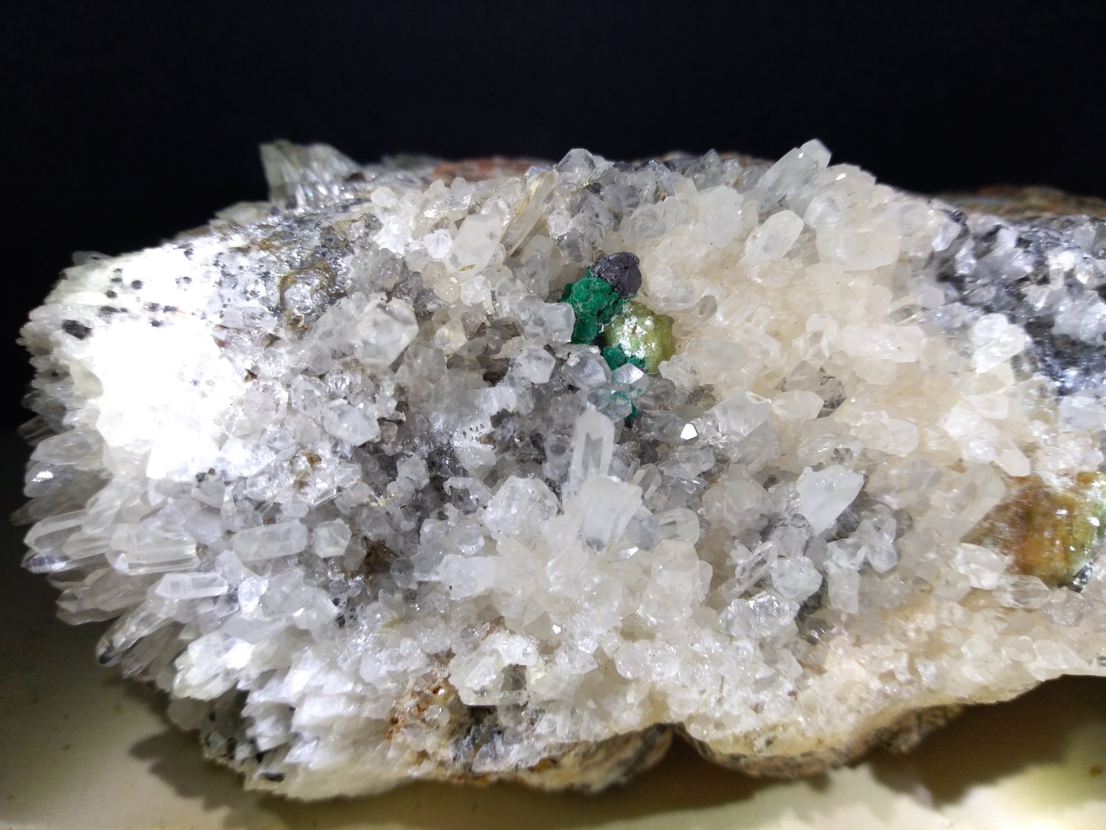 Ankerita, Cuarzo, Galena, Calcopirita, Malaquita, Smithsonita
115 x 65 mm
(Autor: Sante Celiberti)